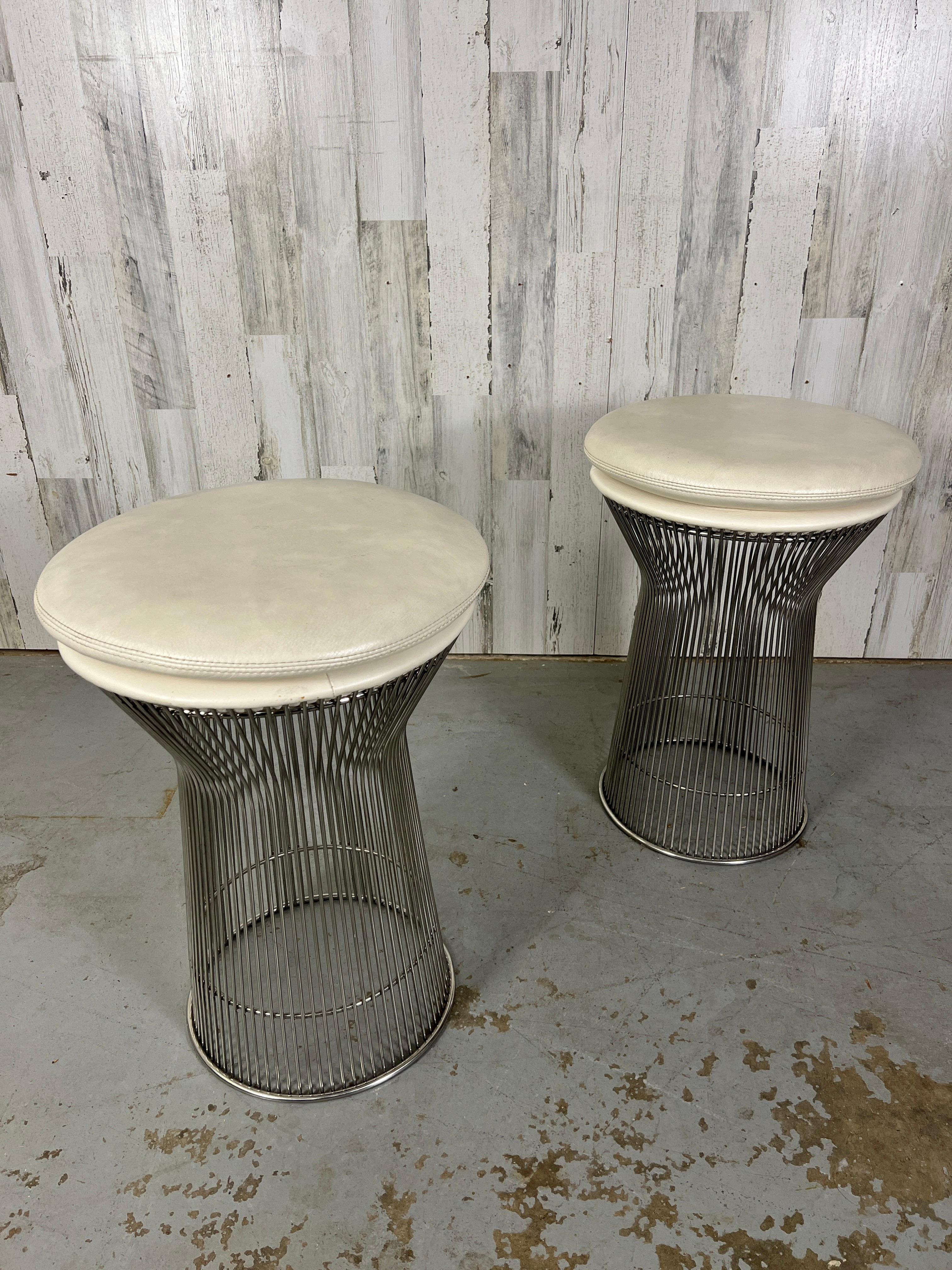 Tabourets de style Platner en chrome et cuir en vente 4