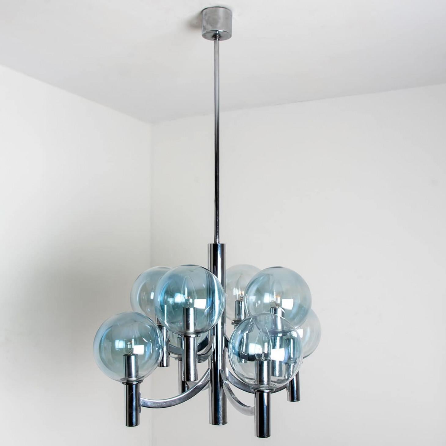 Araña de cristal cromado y azul claro al estilo de Arne Jakobsson, años 70 Moderno de mediados de siglo en venta
