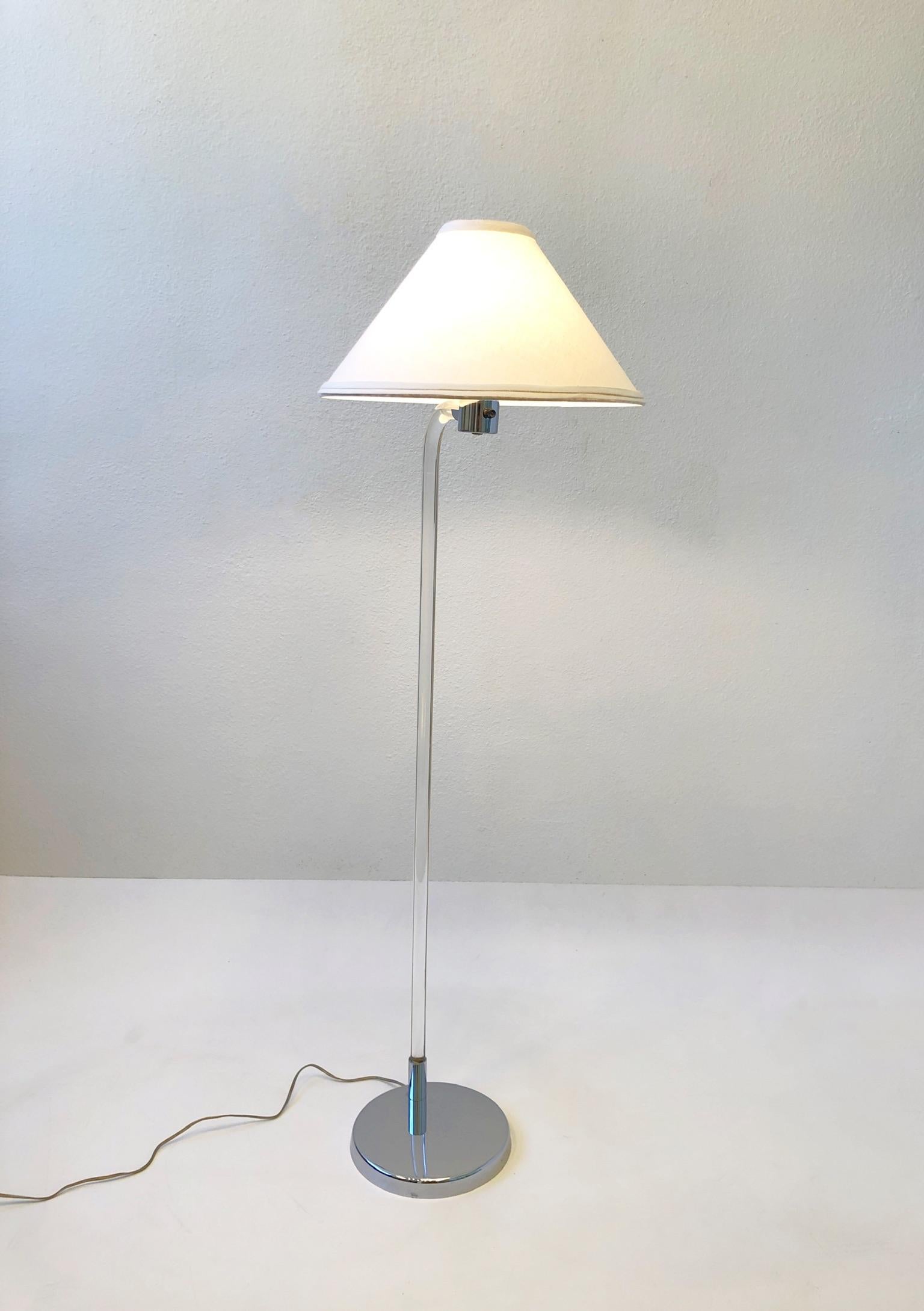 Stehlampe aus Chrom und Lucite von Peter Hamburger (Moderne) im Angebot