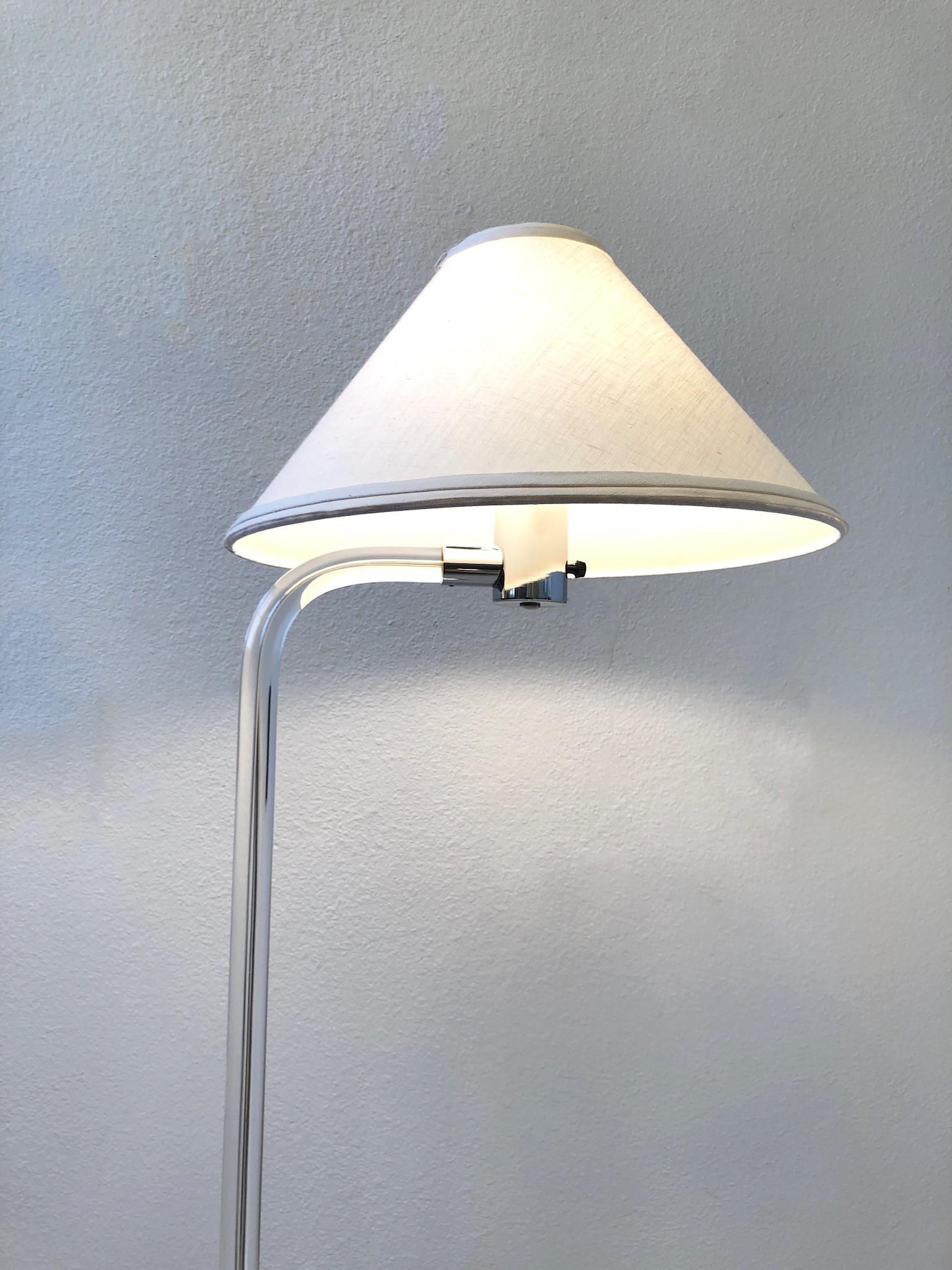 Stehlampe aus Chrom und Lucite von Peter Hamburger (amerikanisch) im Angebot