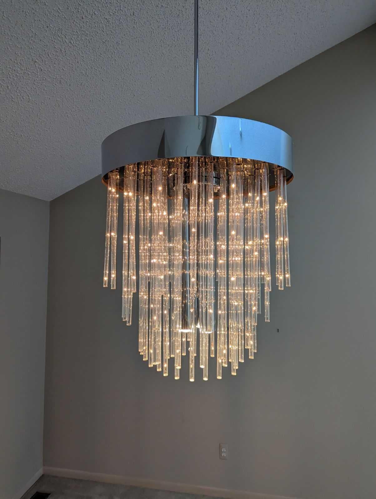 Lampadario a cascata moderno e contemporaneo con asta in cromo e lucite in vendita 4