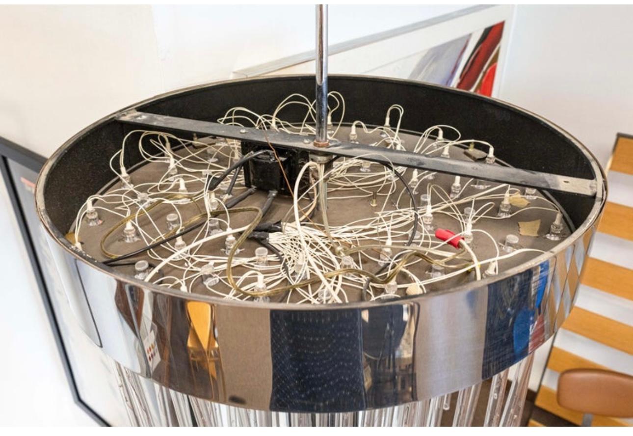 Lámpara de araña en cascada moderna contemporánea con varilla de cromo y lucita en venta 4