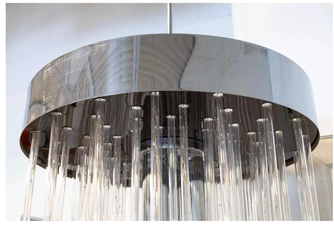Lámpara de araña en cascada moderna contemporánea con varilla de cromo y lucita Posmoderno en venta
