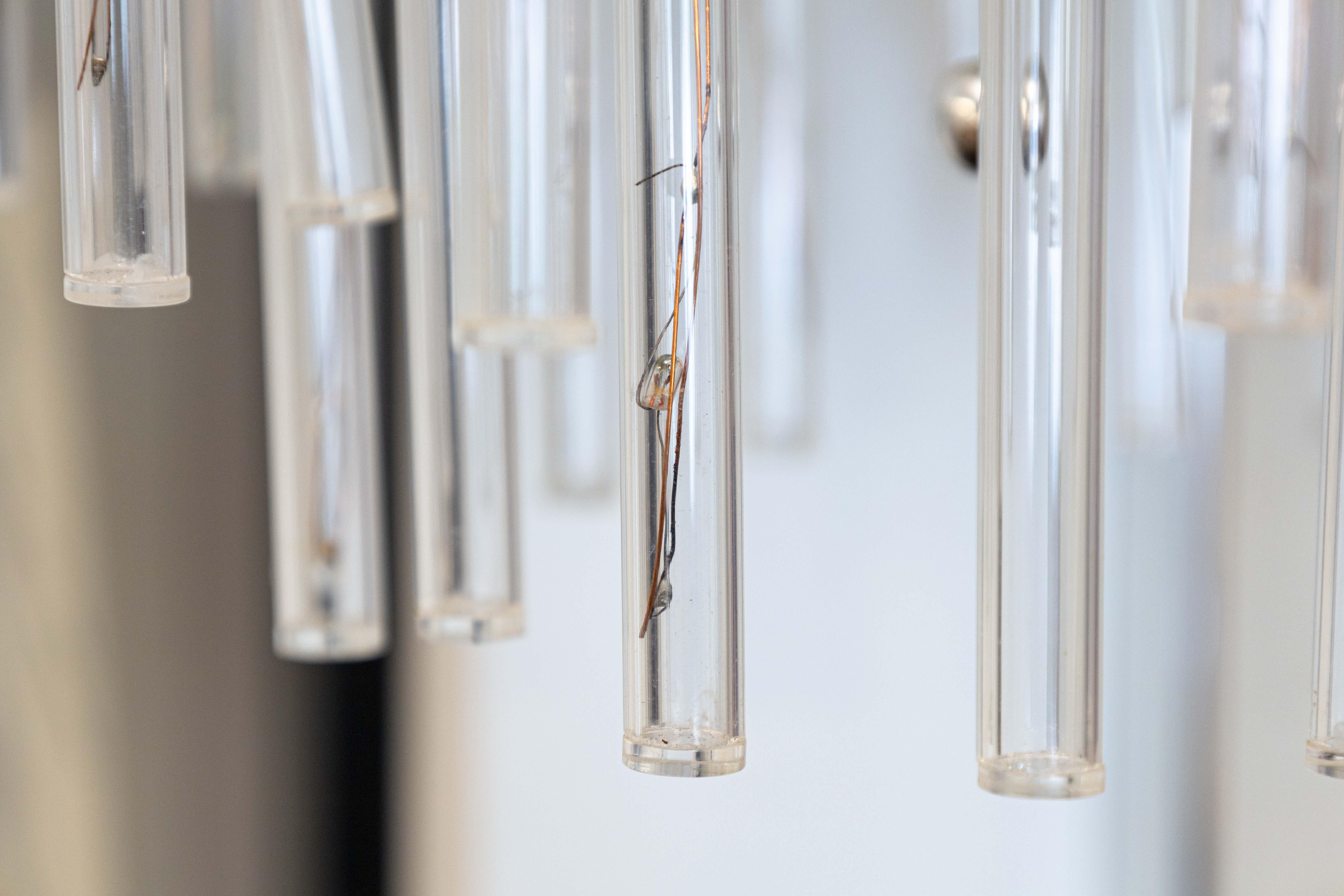 Sconosciuto Lampadario a cascata moderno e contemporaneo con asta in cromo e lucite in vendita