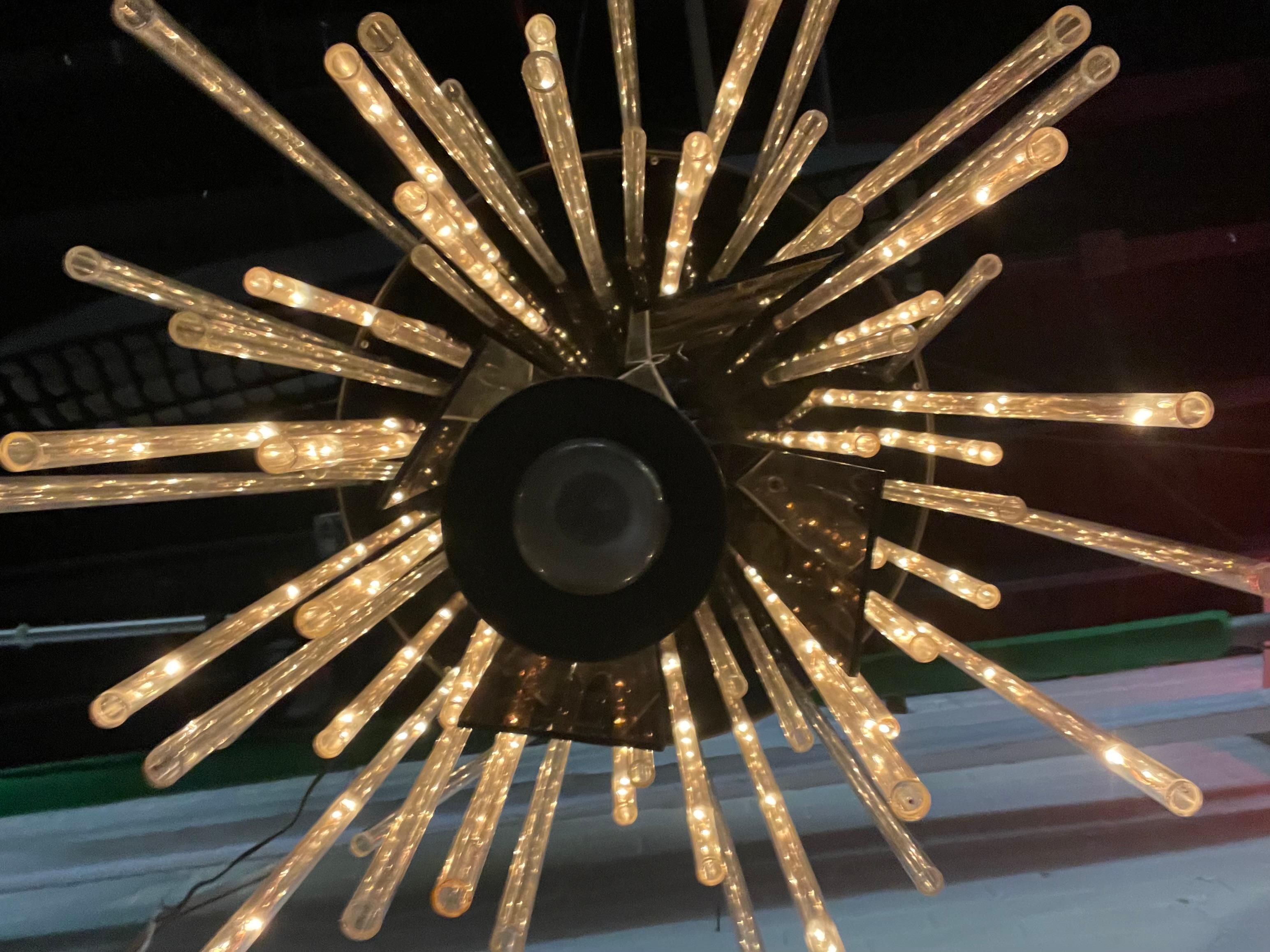 Lámpara de araña en cascada moderna contemporánea con varilla de cromo y lucita en Bueno estado para la venta en Buffalo, NY