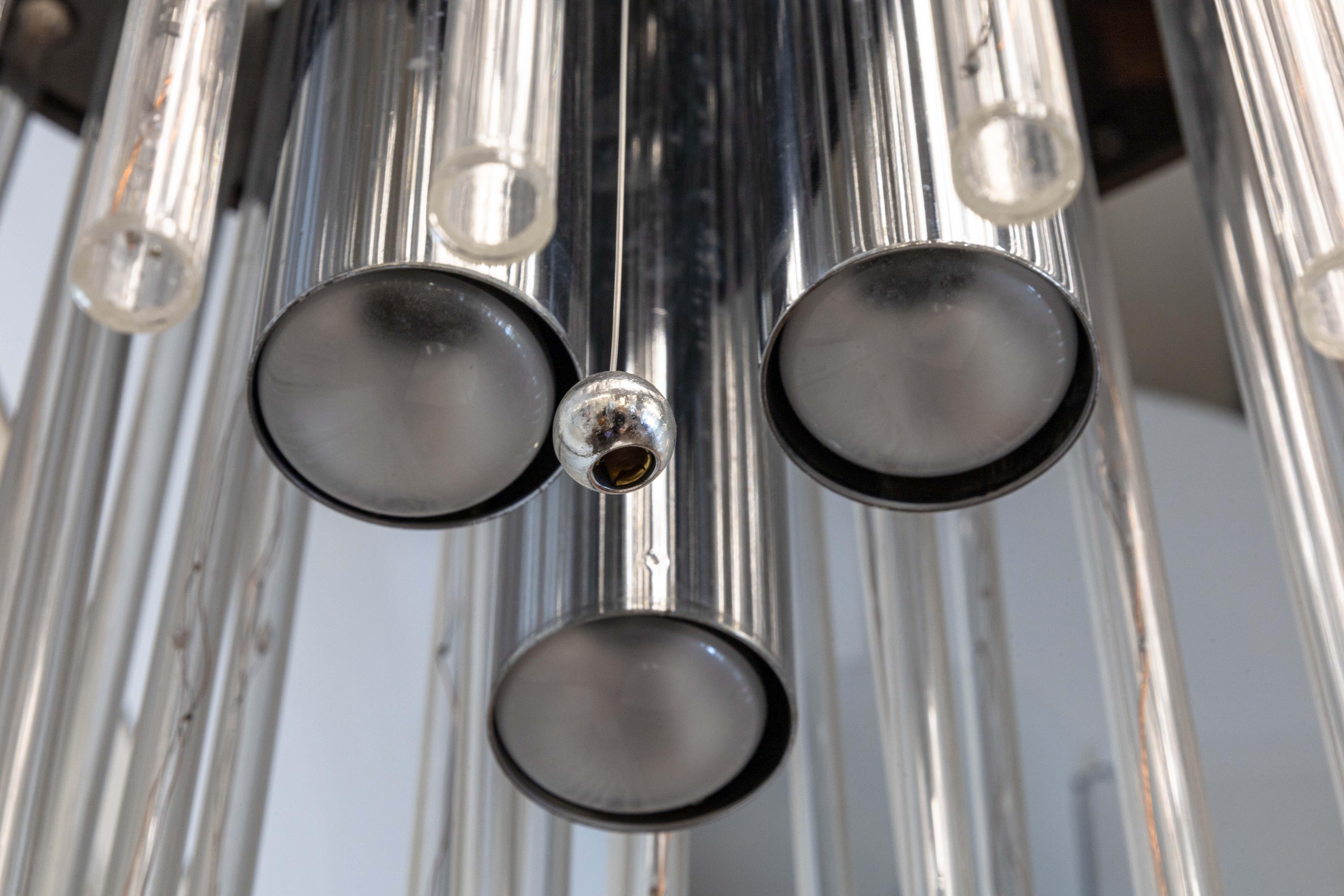 XX secolo Lampadario a cascata moderno e contemporaneo con asta in cromo e lucite in vendita