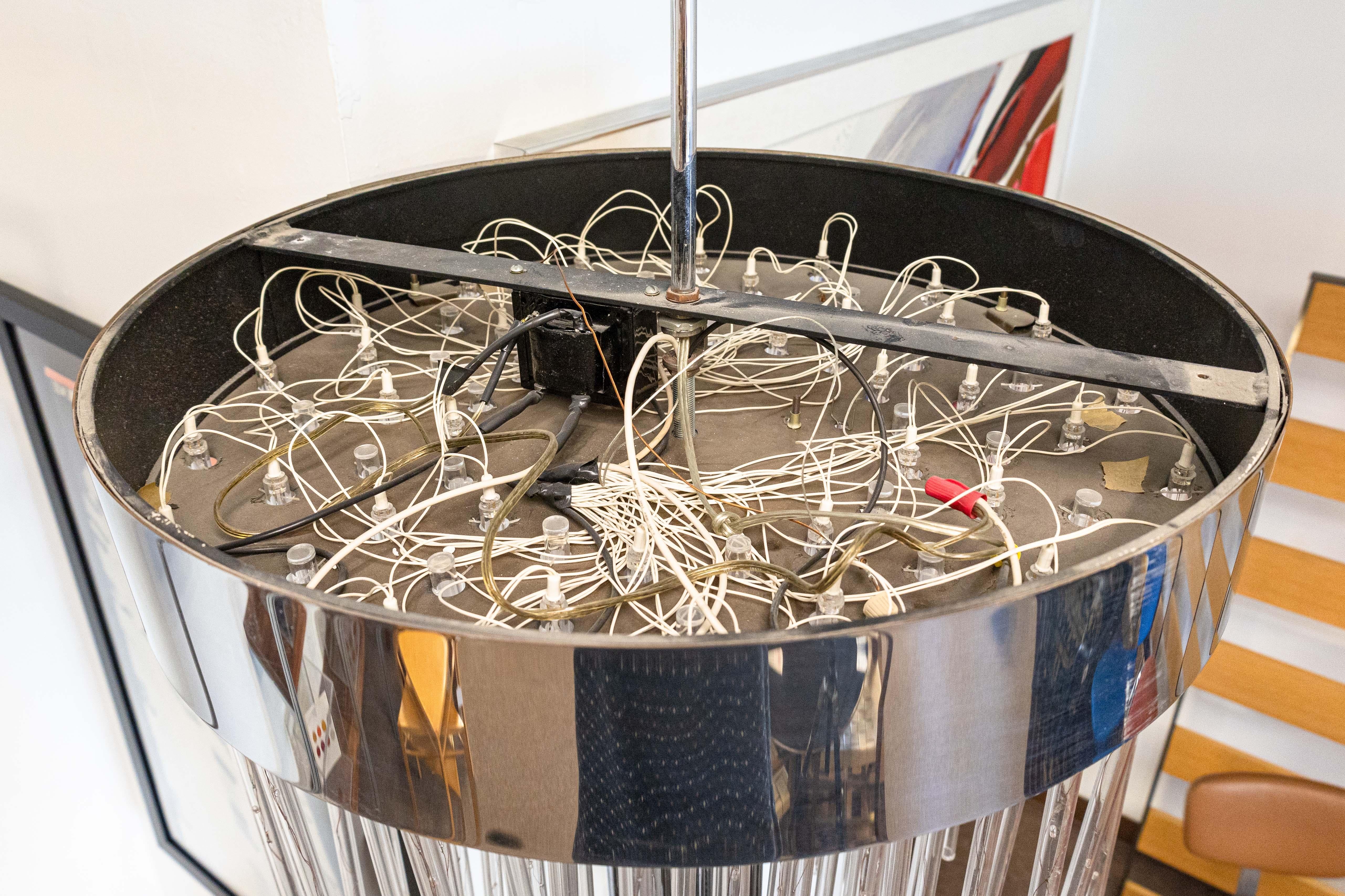 Lampadario a cascata moderno e contemporaneo con asta in cromo e lucite in vendita 1