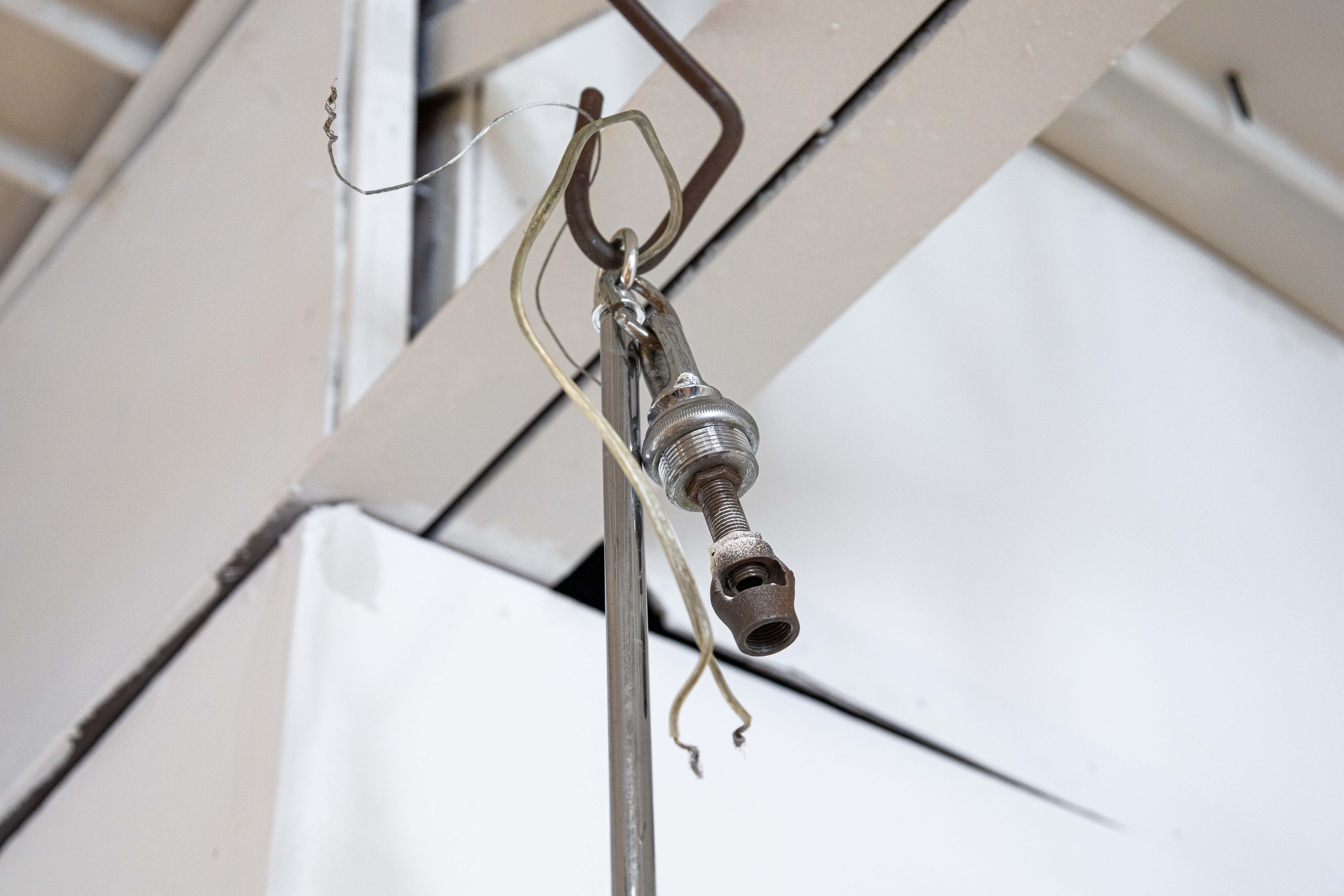 Lampadario a cascata moderno e contemporaneo con asta in cromo e lucite in vendita 2