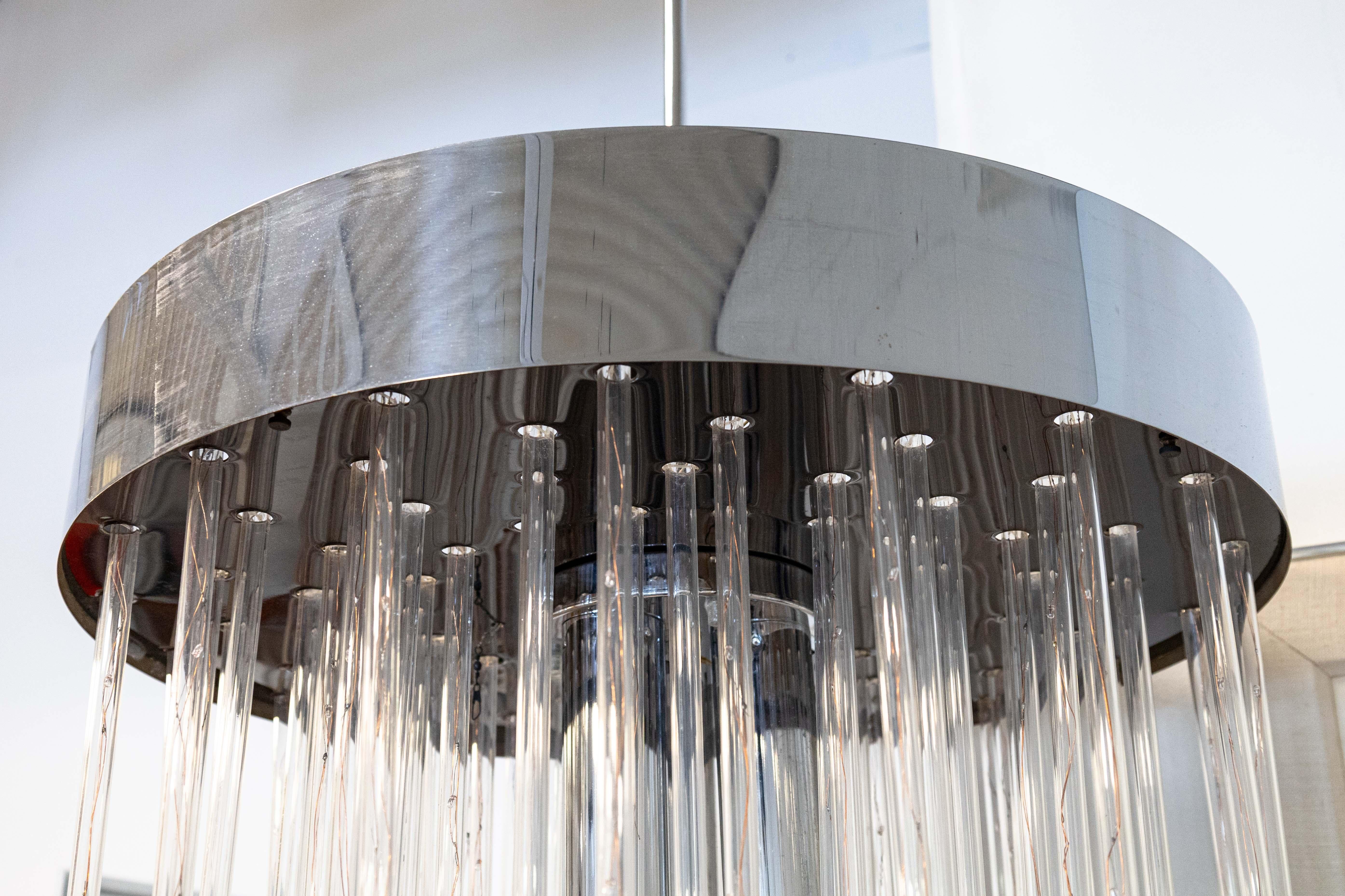 Lampadario a cascata moderno e contemporaneo con asta in cromo e lucite in vendita 3
