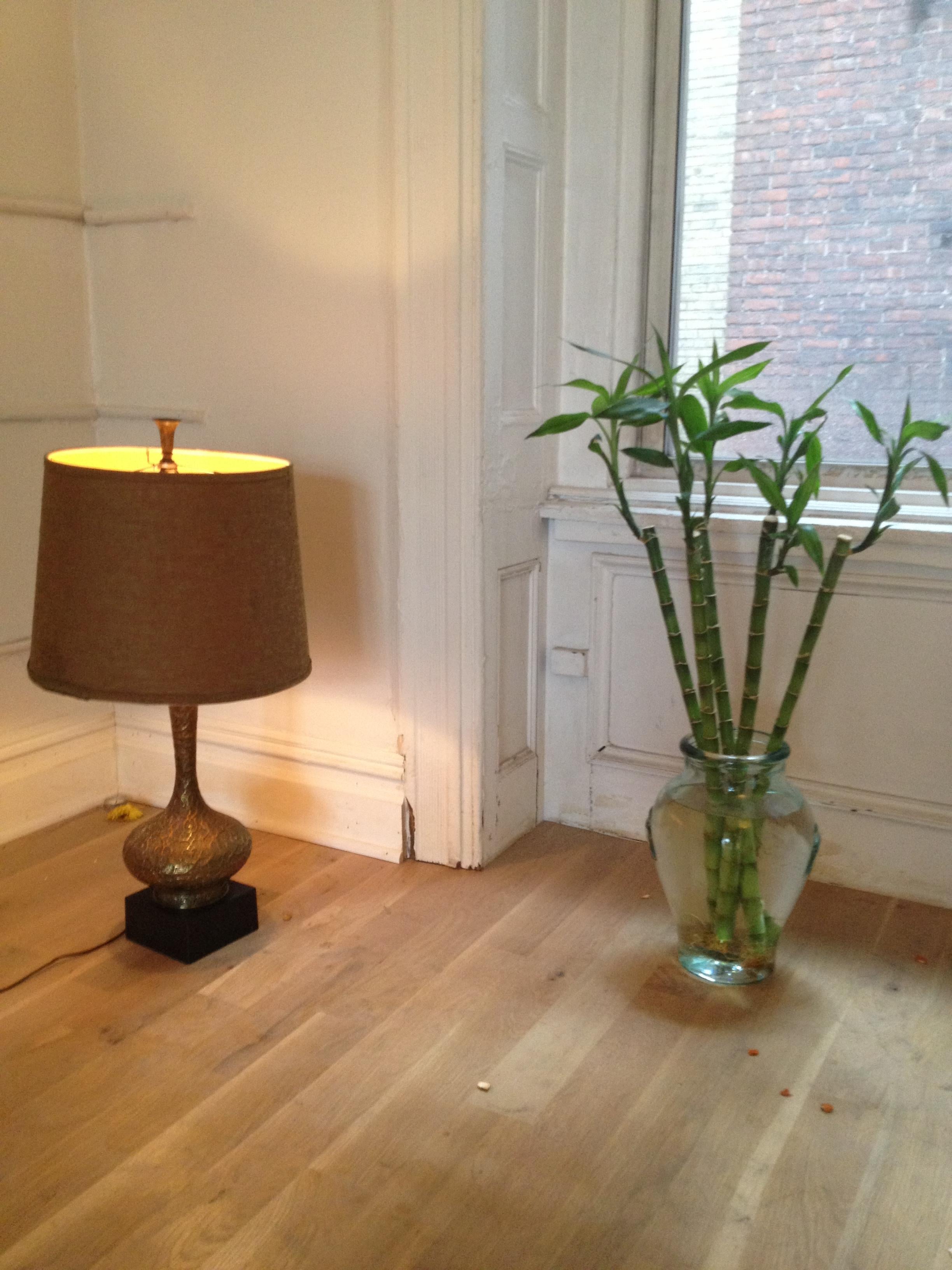 Américain Lampes urne en chrome et lucite d'après Karl Springer en vente