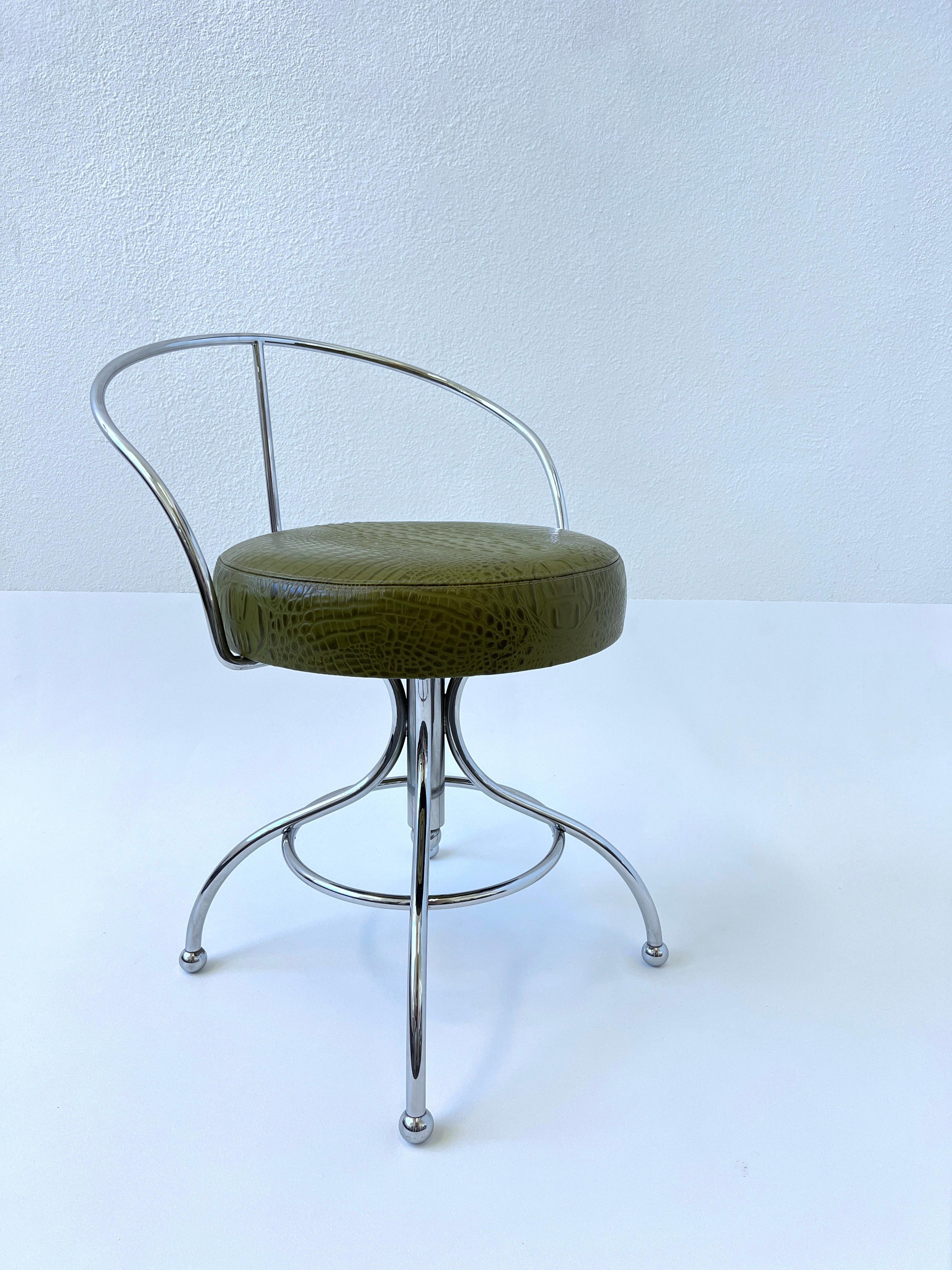 Chrome and Olive Green Leather Swivel Vanity Stool by Charles Hollis Jones In Good Condition For Sale In Palm Springs, CA