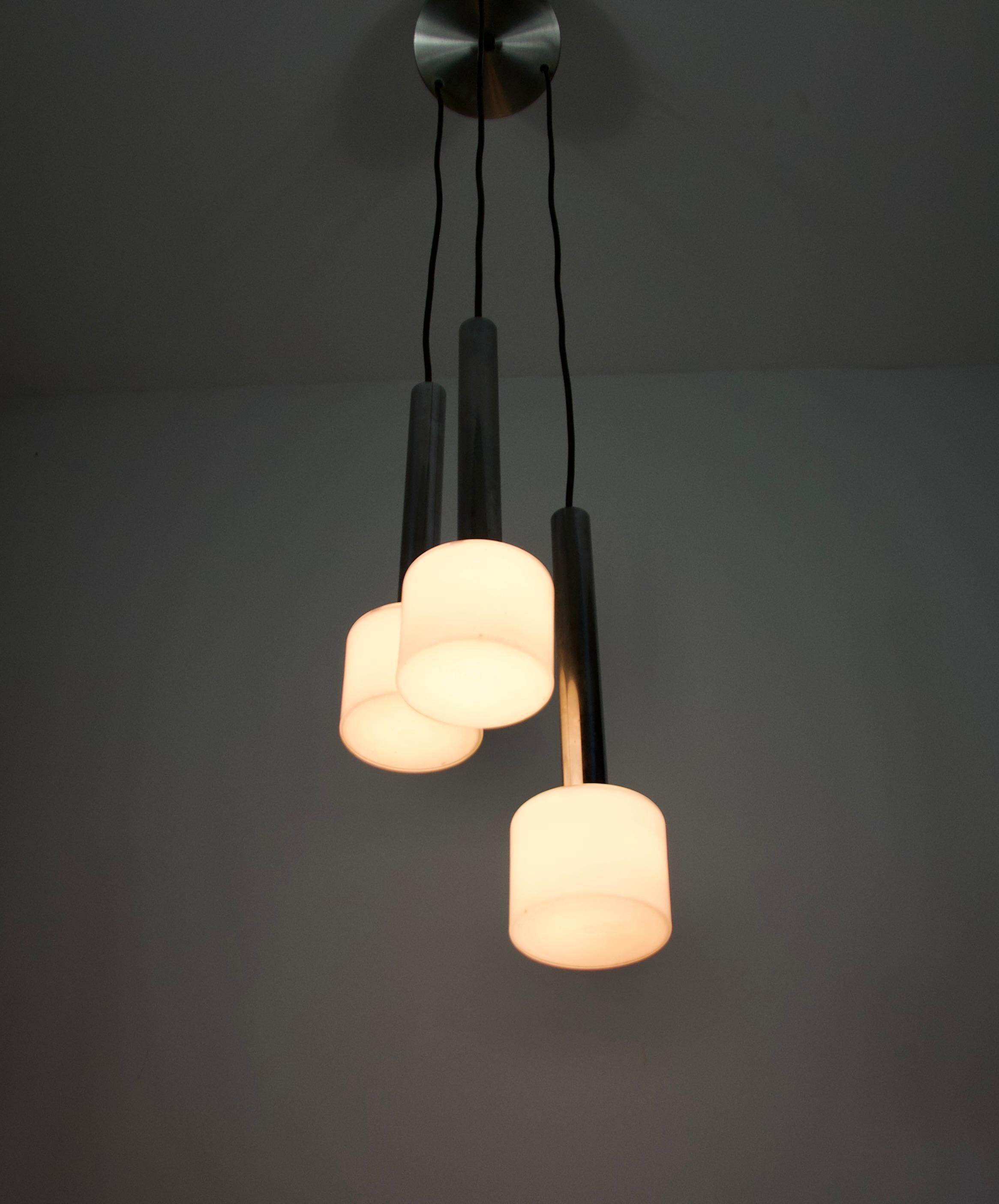 Lampada a sospensione a cascata in cromo e vetro opalino, Germania, anni '70 in vendita 3