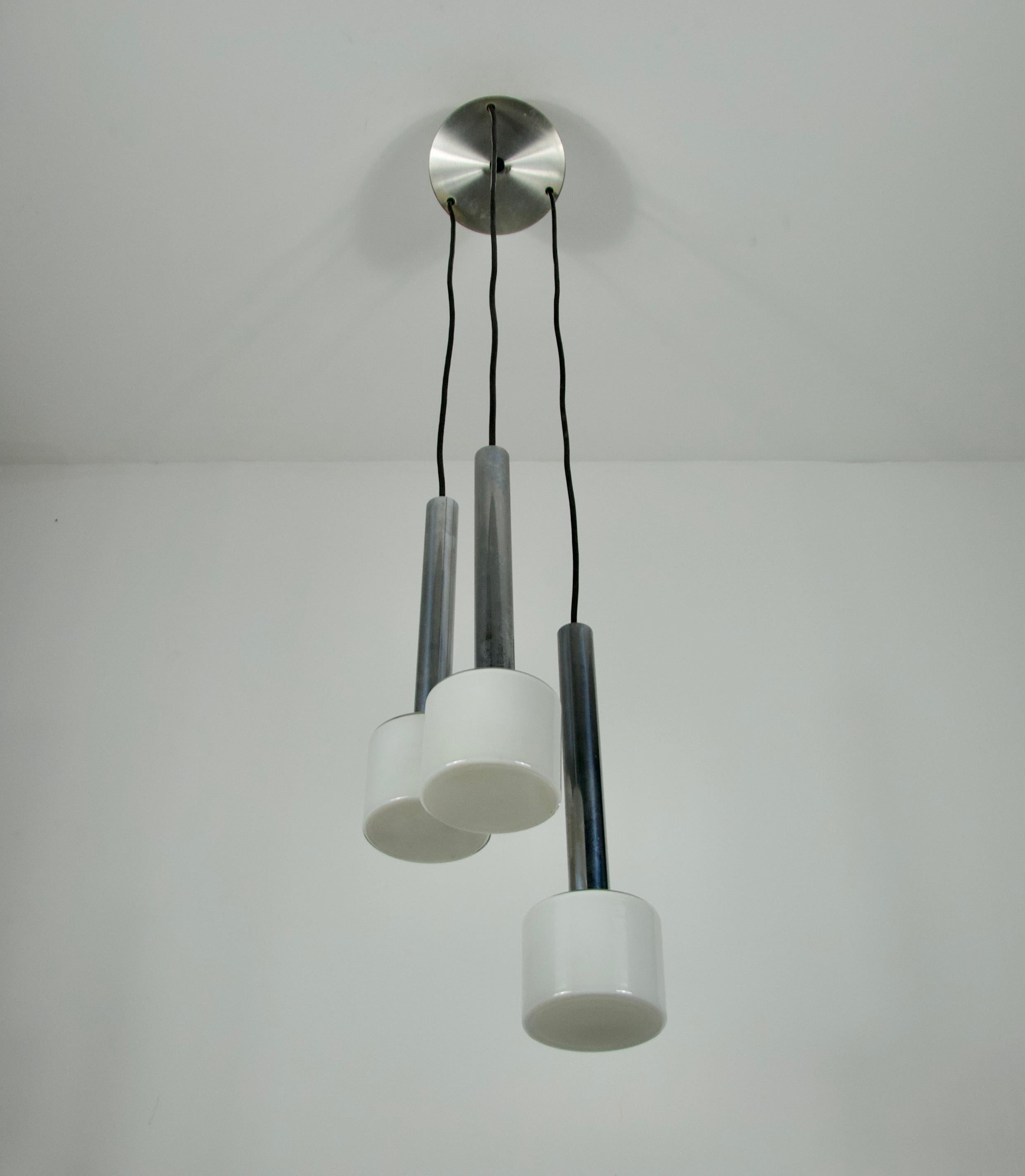 Tedesco Lampada a sospensione a cascata in cromo e vetro opalino, Germania, anni '70 in vendita