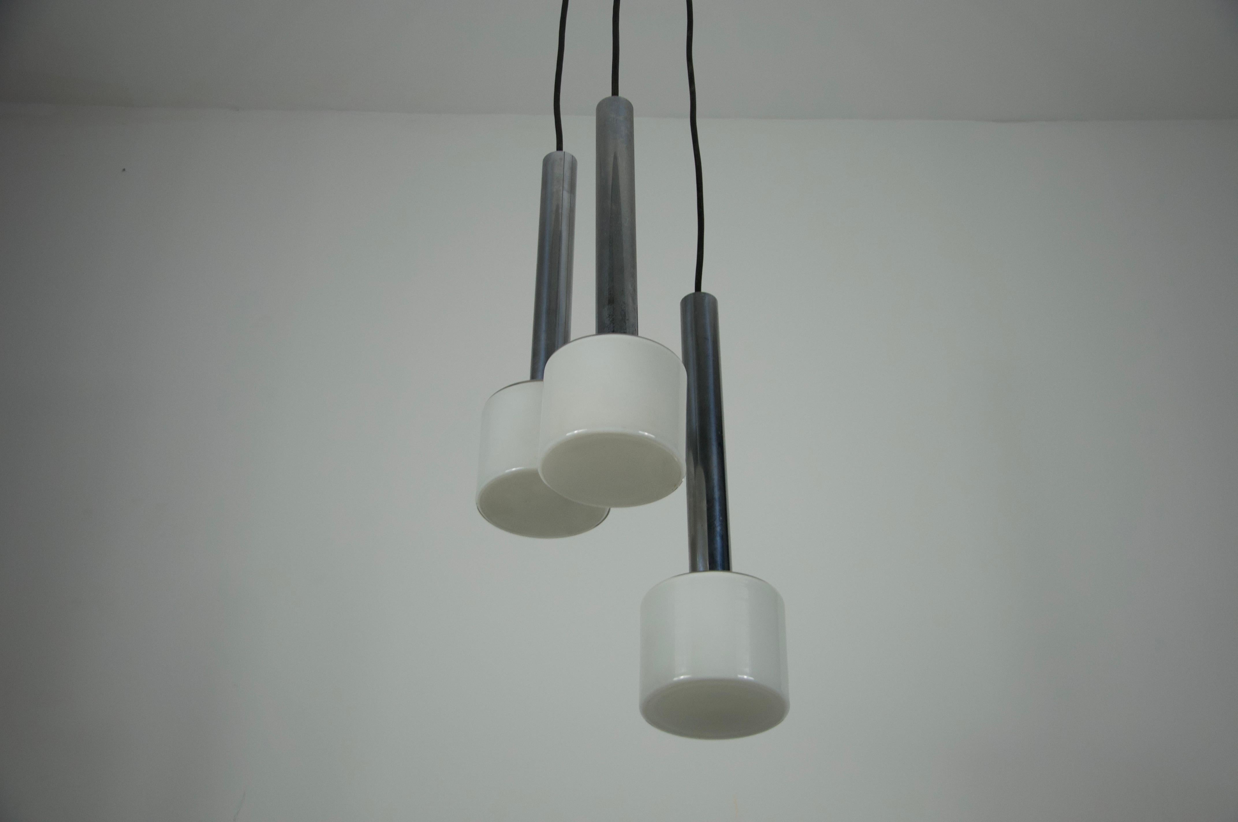 Lampada a sospensione a cascata in cromo e vetro opalino, Germania, anni '70 In condizioni buone in vendita a Hagenbach, DE
