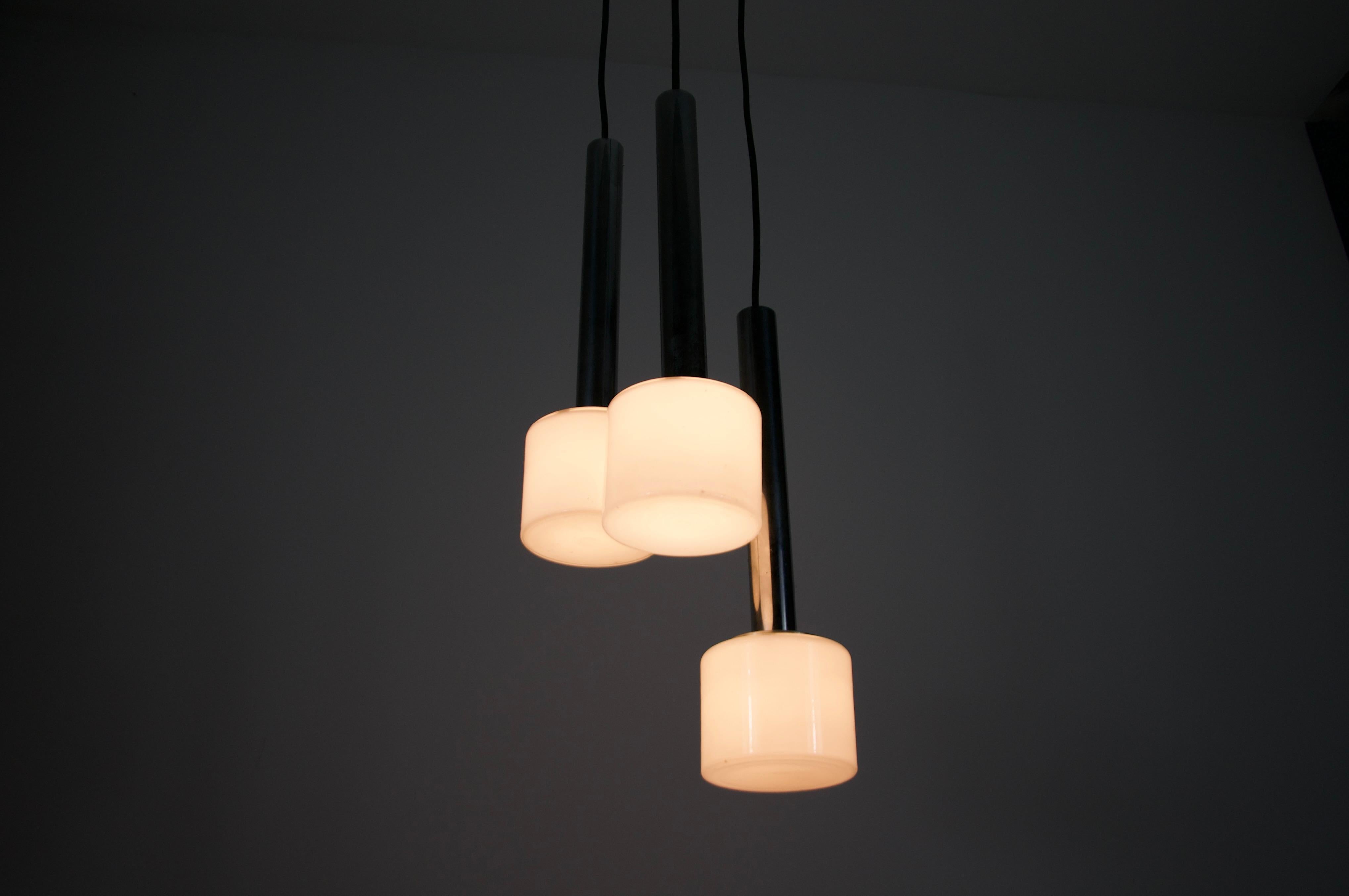 Lampada a sospensione a cascata in cromo e vetro opalino, Germania, anni '70 in vendita 1