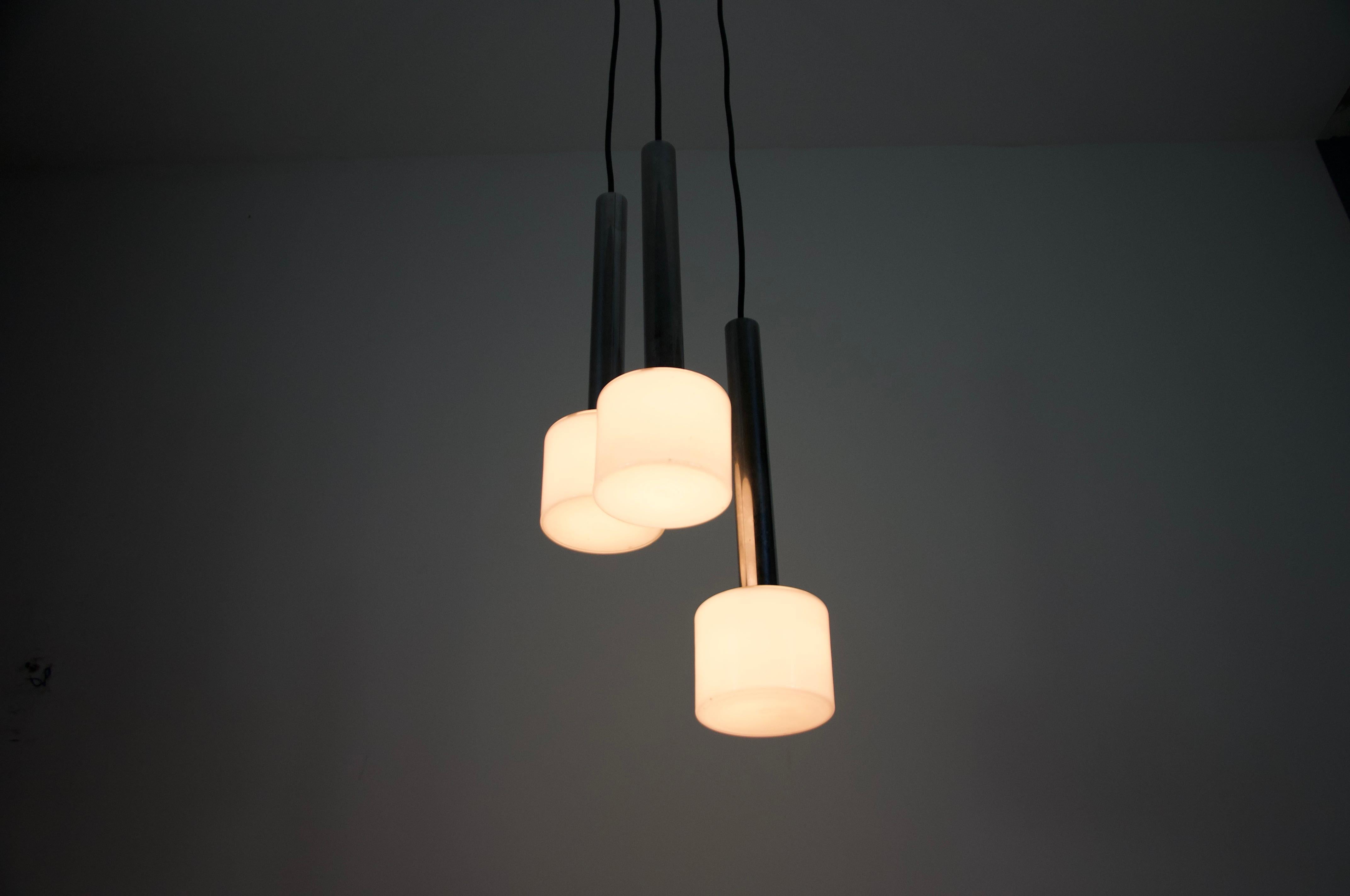 Lampada a sospensione a cascata in cromo e vetro opalino, Germania, anni '70 in vendita 2