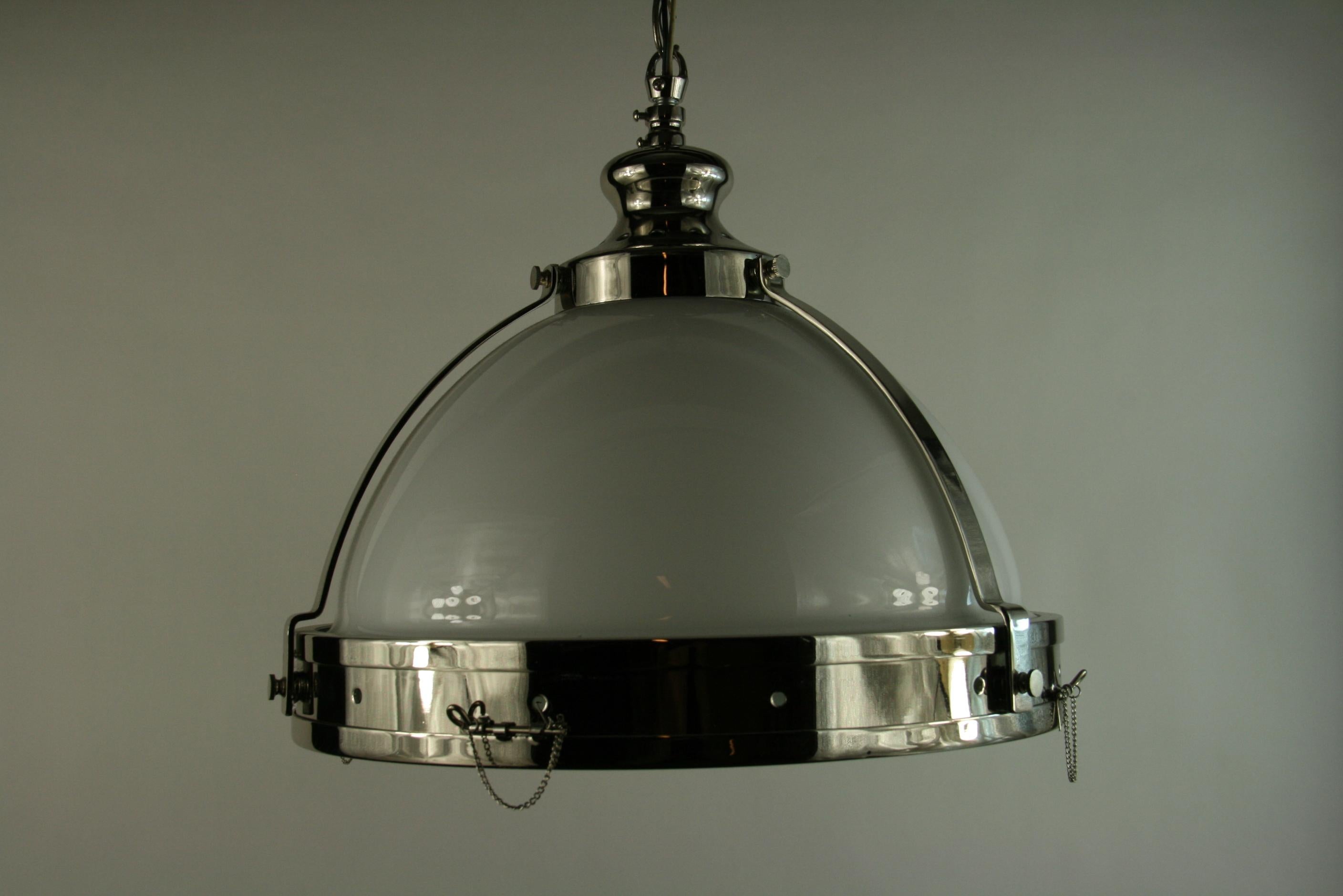 8-210 opaline  et pendentif en verre chromé
2 lumières internes
