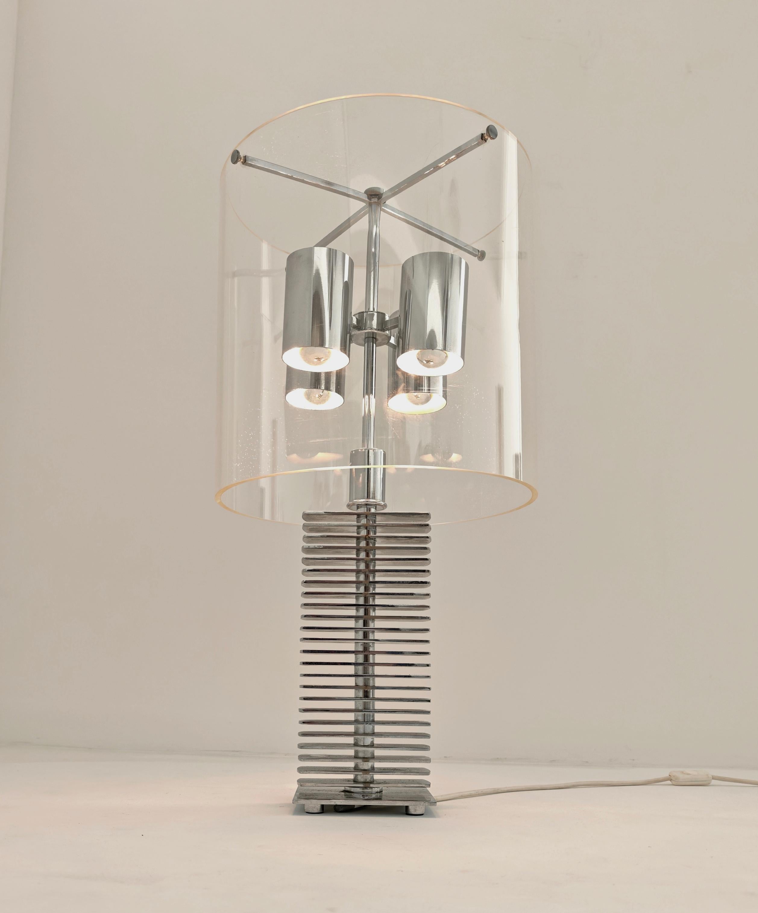 Lámpara de mesa de cromo y plexiglás Diseño italiano 1970 Monumental Mediados de siglo en venta 5