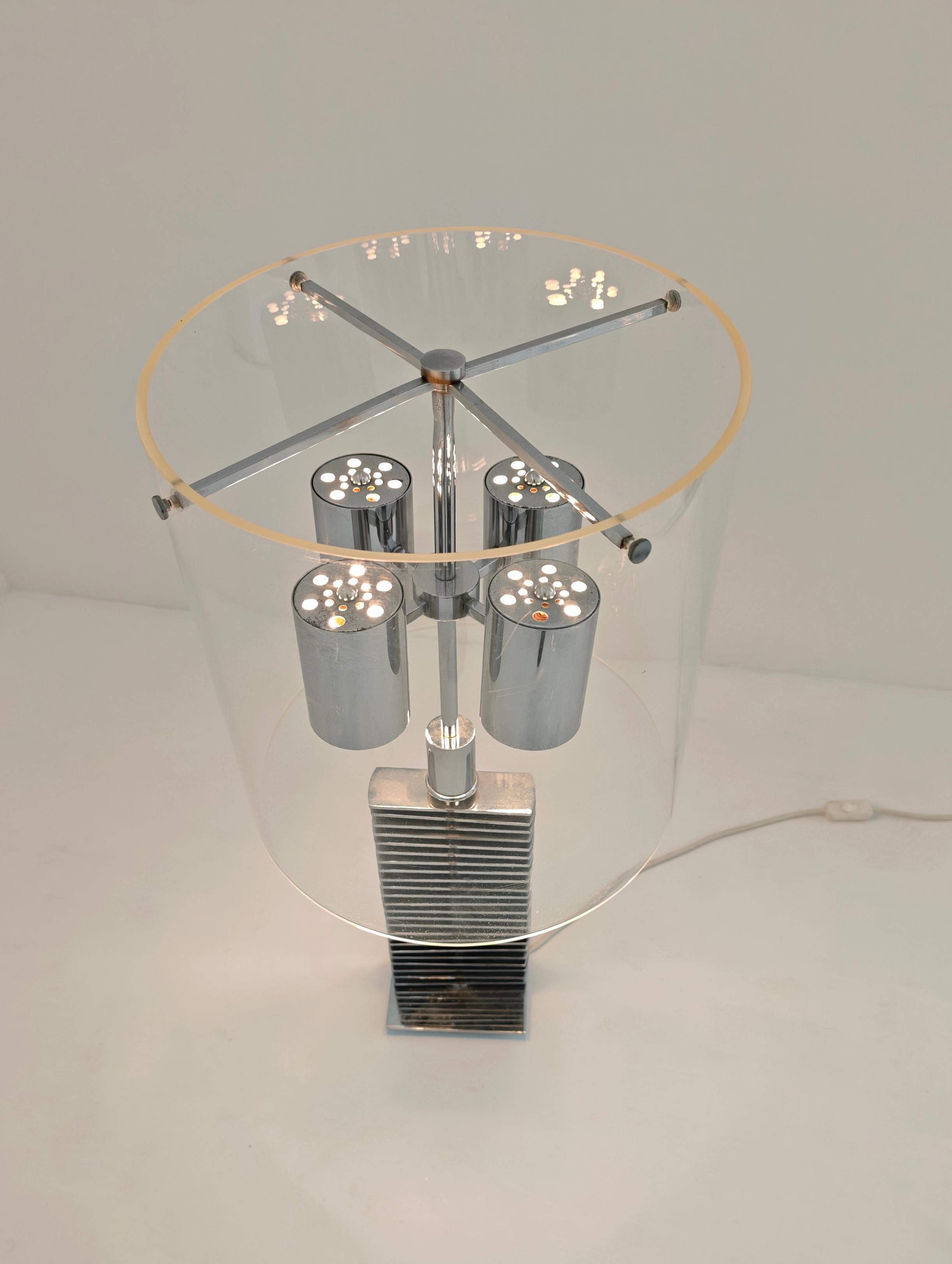 Lámpara de mesa de cromo y plexiglás Diseño italiano 1970 Monumental Mediados de siglo Moderno de mediados de siglo en venta