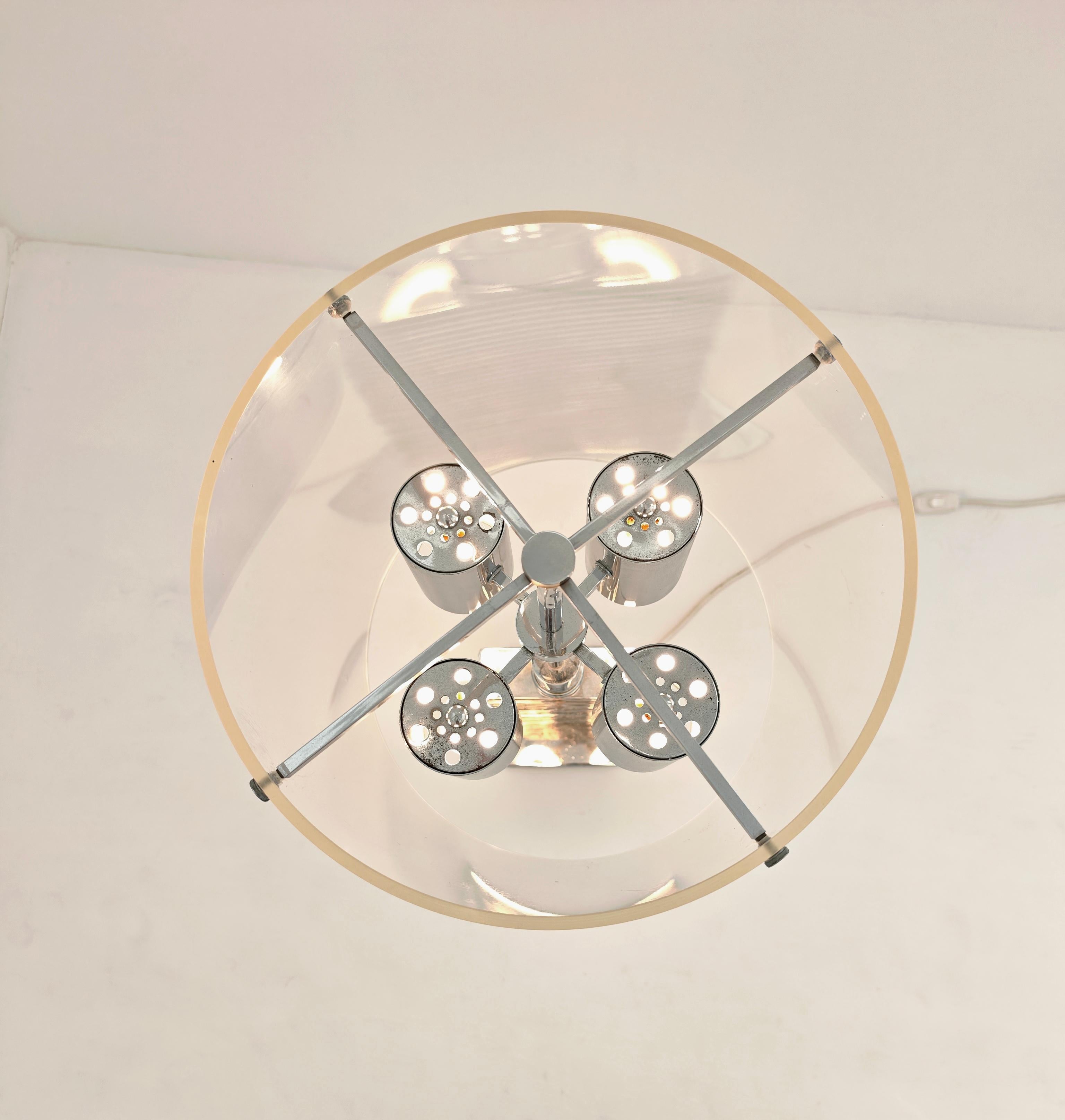 Lámpara de mesa de cromo y plexiglás Diseño italiano 1970 Monumental Mediados de siglo siglo XX en venta