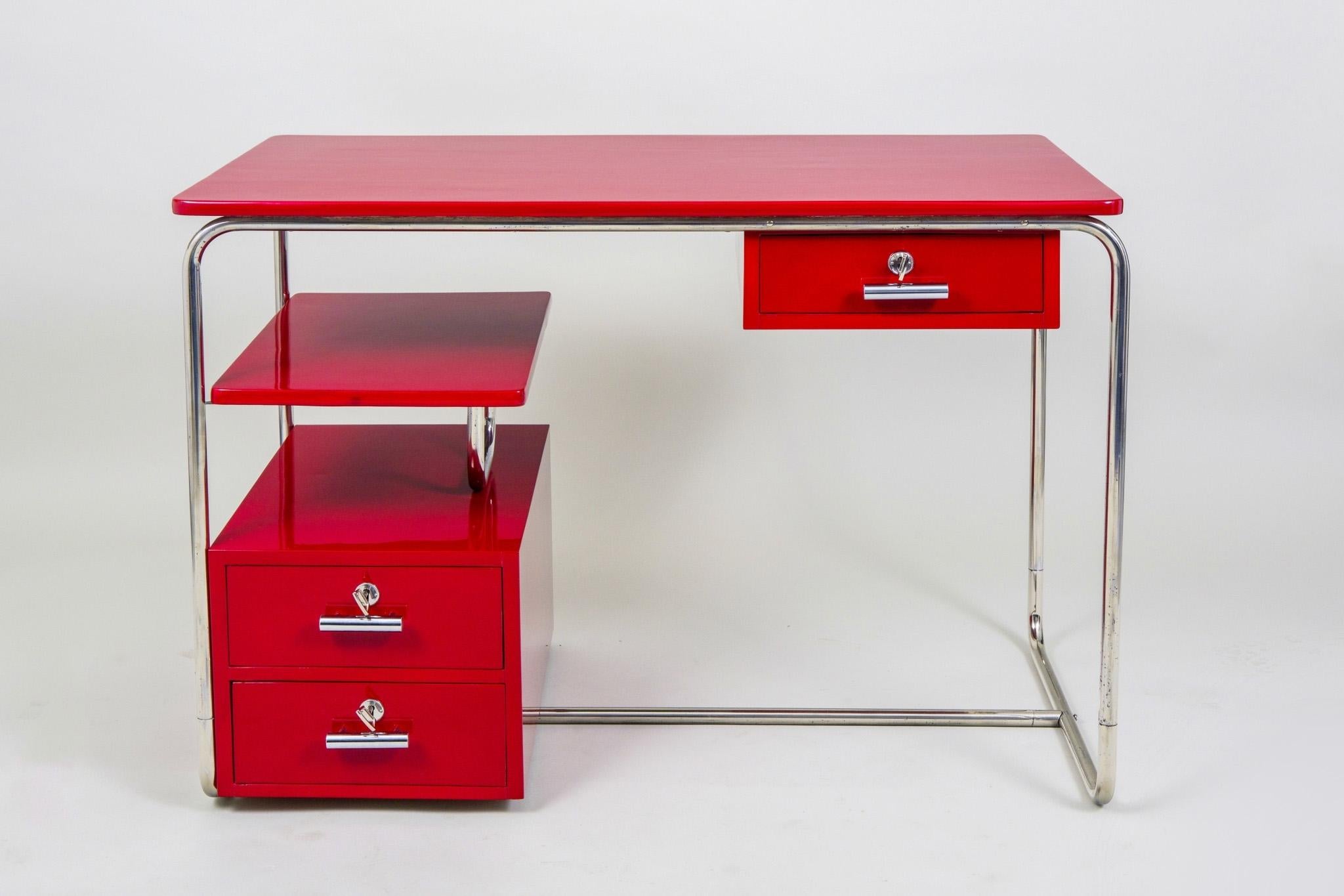 Chrom und roter Bauhaus-Schreibtisch, hergestellt in Deutschland in den 1930er Jahren, vollständig restauriert im Angebot 1