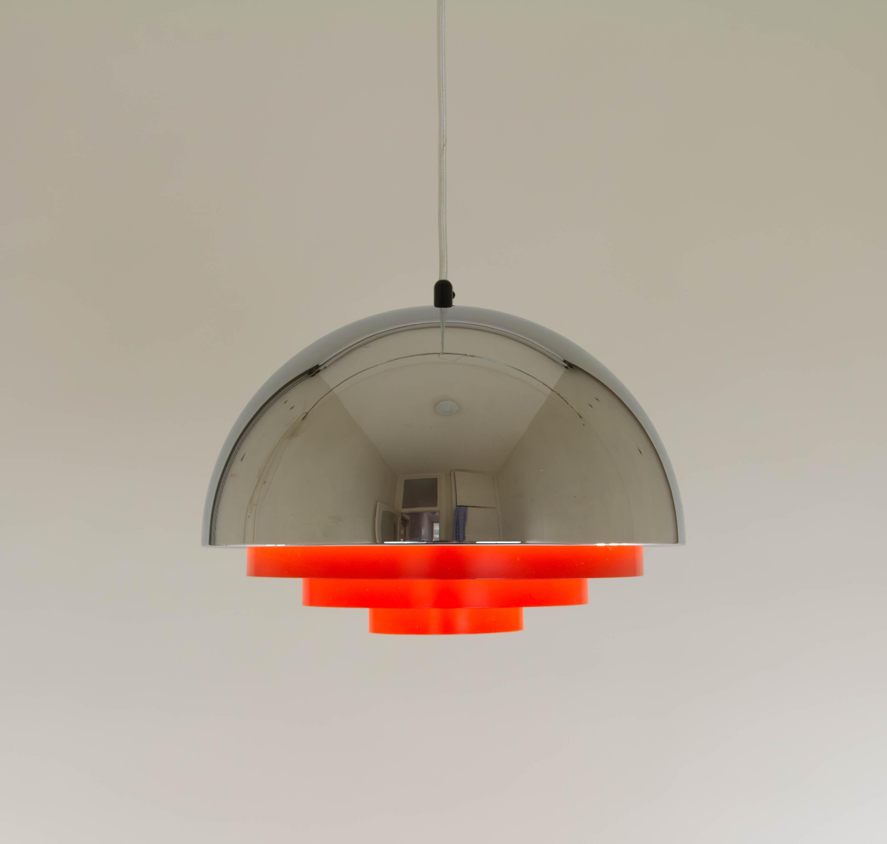 Milieu pendant designed by Jo Hammerborg that ­–like many of his designs– has a sculptural quality.

Fog & Mørup issued this special edition of Milieu in the 1970s as part of their Chrome Line. The strong presence of chrome in combination with