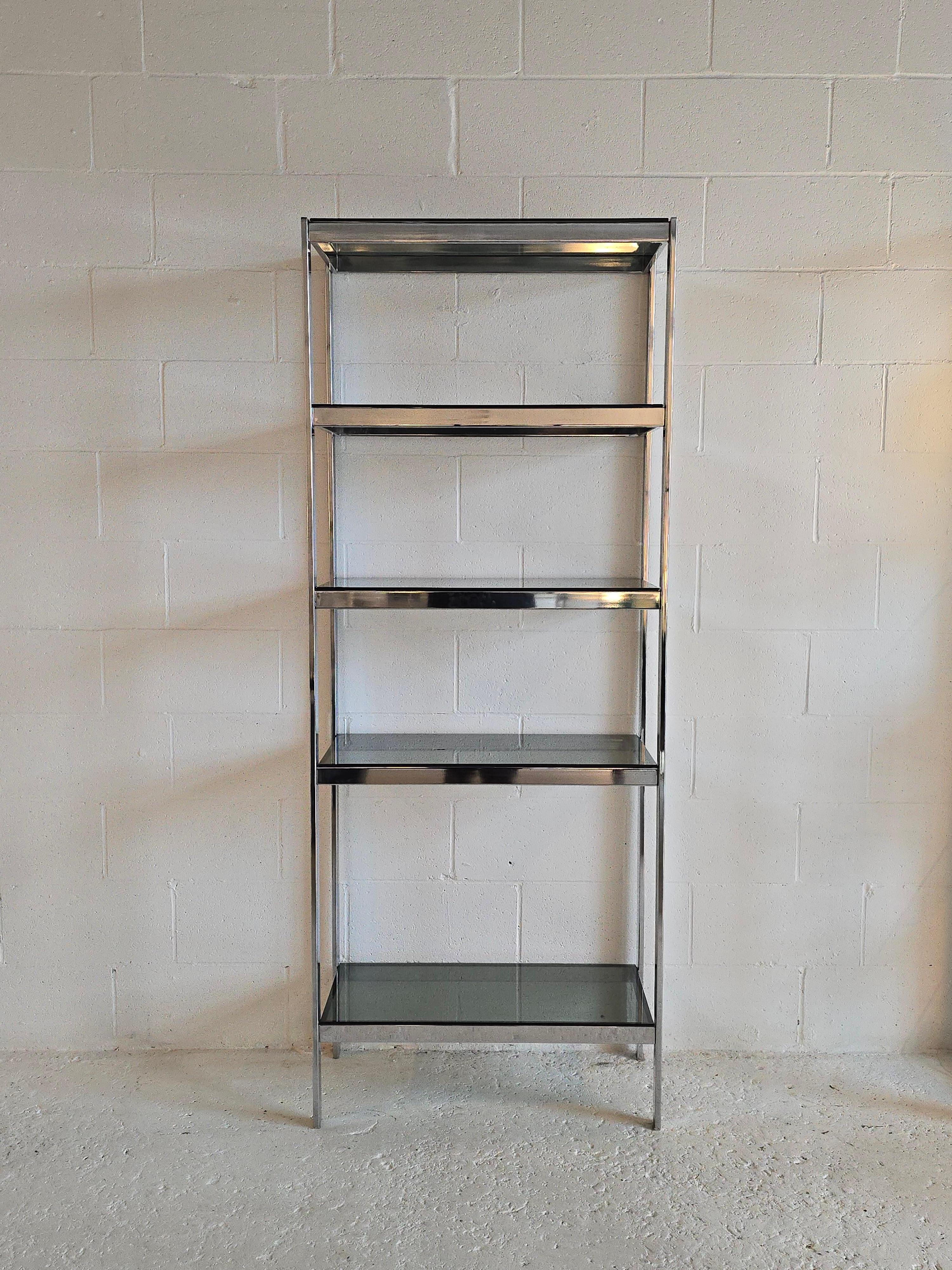 Wunderschöne Etagere aus Chrom und Rauchglas aus den 1970er Jahren. Dieses moderne Modell aus der Mitte des  Die Etagere ist verchromt und hat Ablagen aus Rauchglas. Eine spektakuläre Etagere, die verschiedene Stilrichtungen ergänzt und sich perfekt