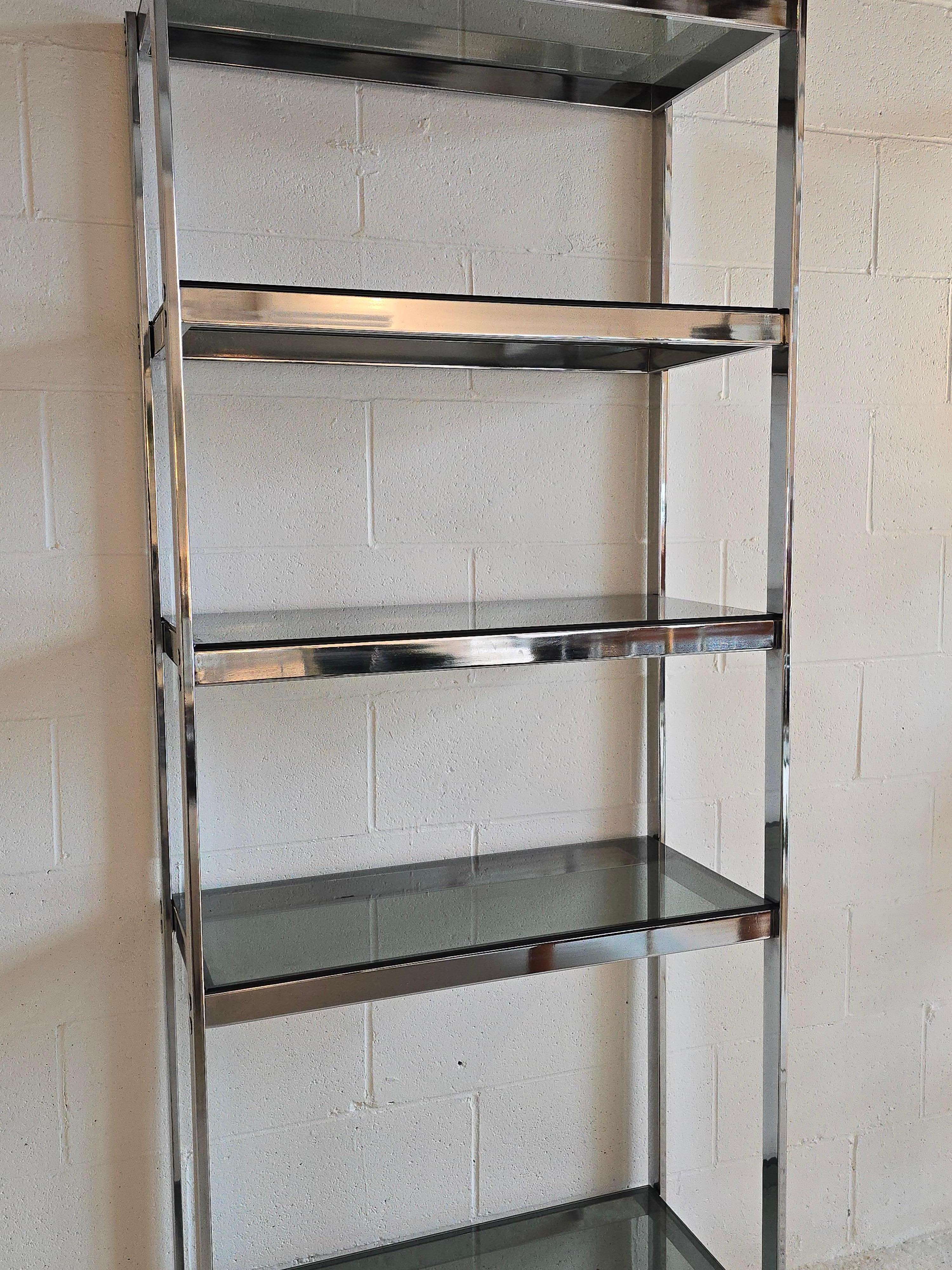 Etagere aus Chrom und geräuchertem Glas (Moderne der Mitte des Jahrhunderts) im Angebot
