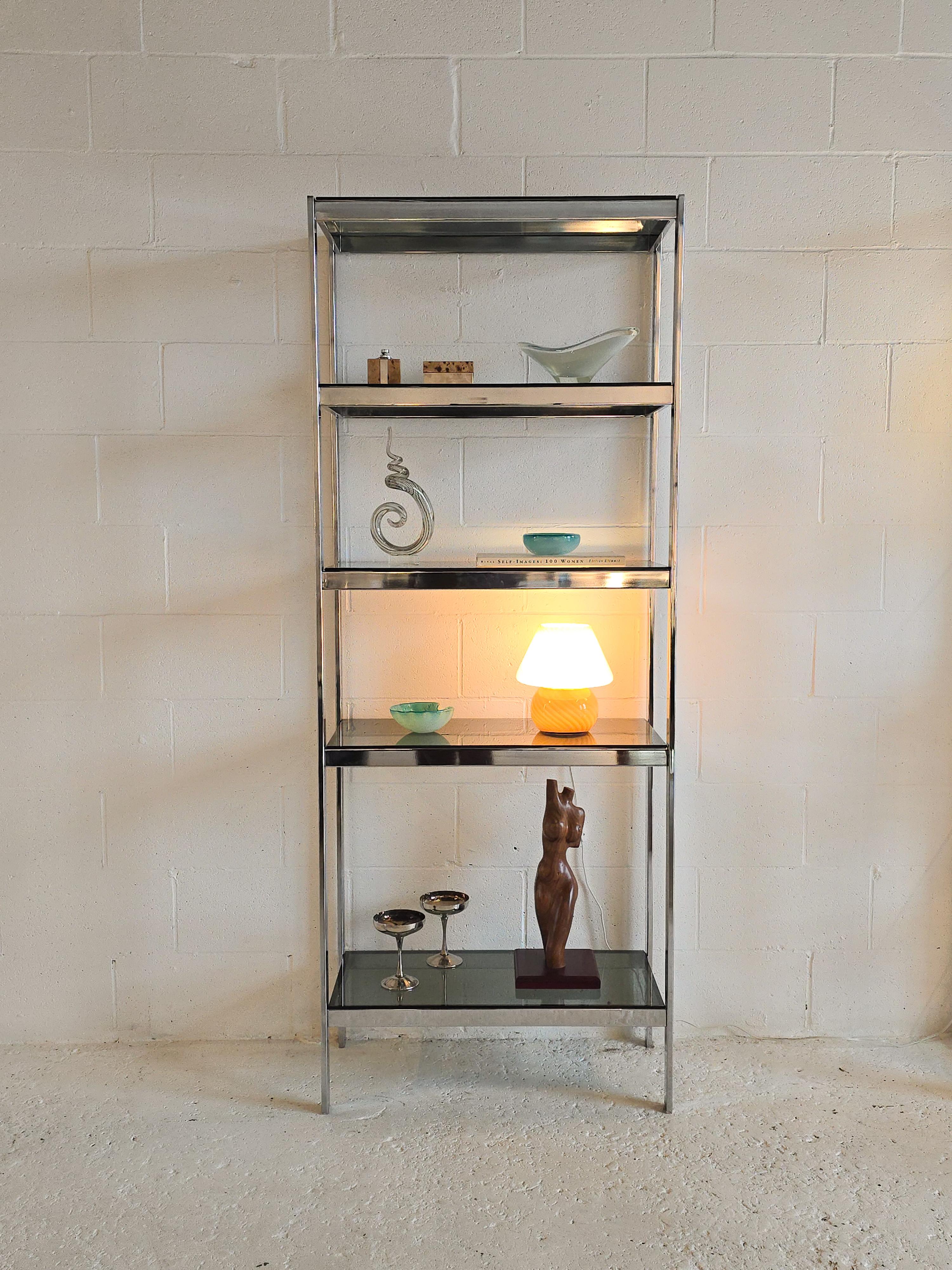 Etagere aus Chrom und geräuchertem Glas (Unbekannt) im Angebot