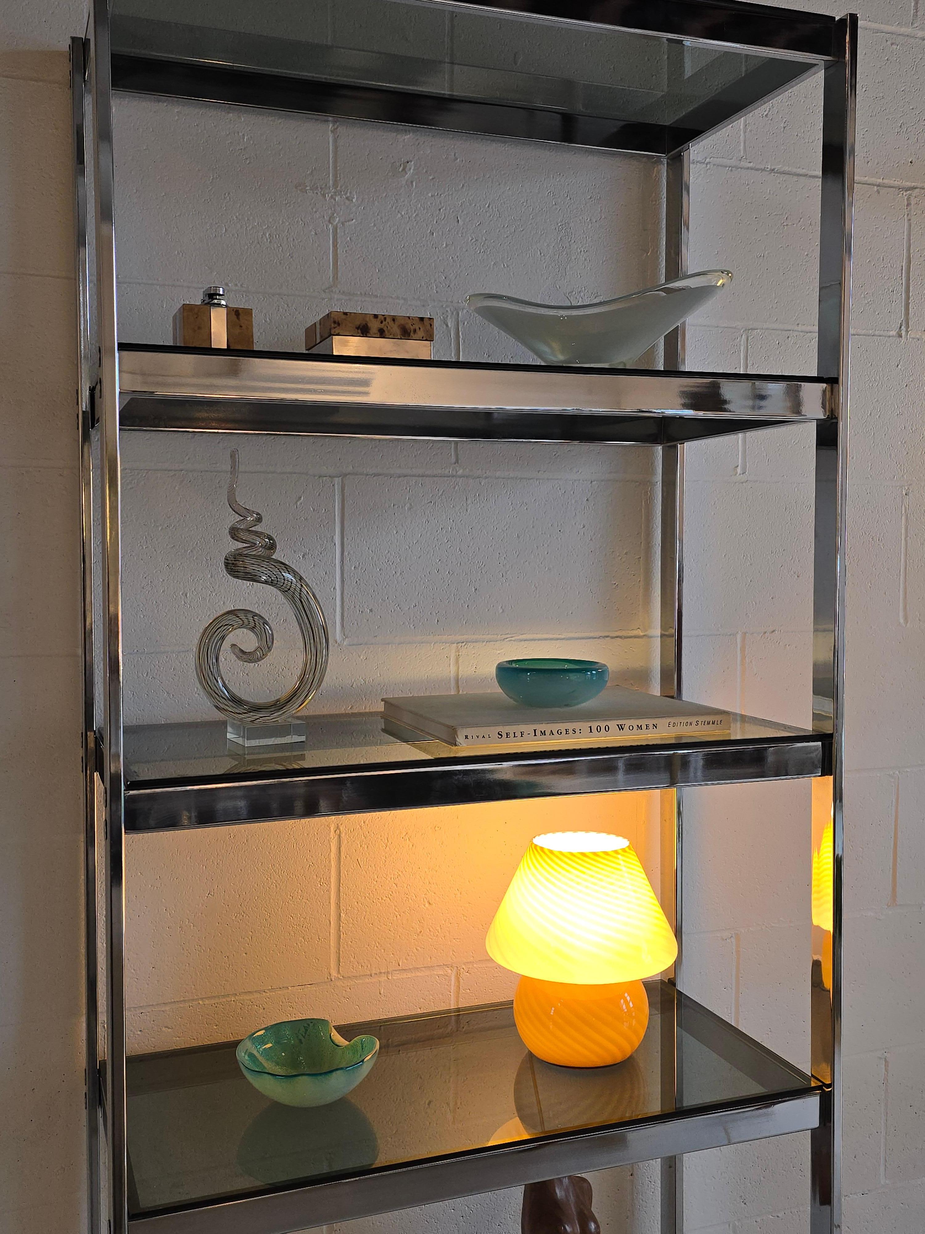 Etagere aus Chrom und geräuchertem Glas (Sonstiges) im Angebot