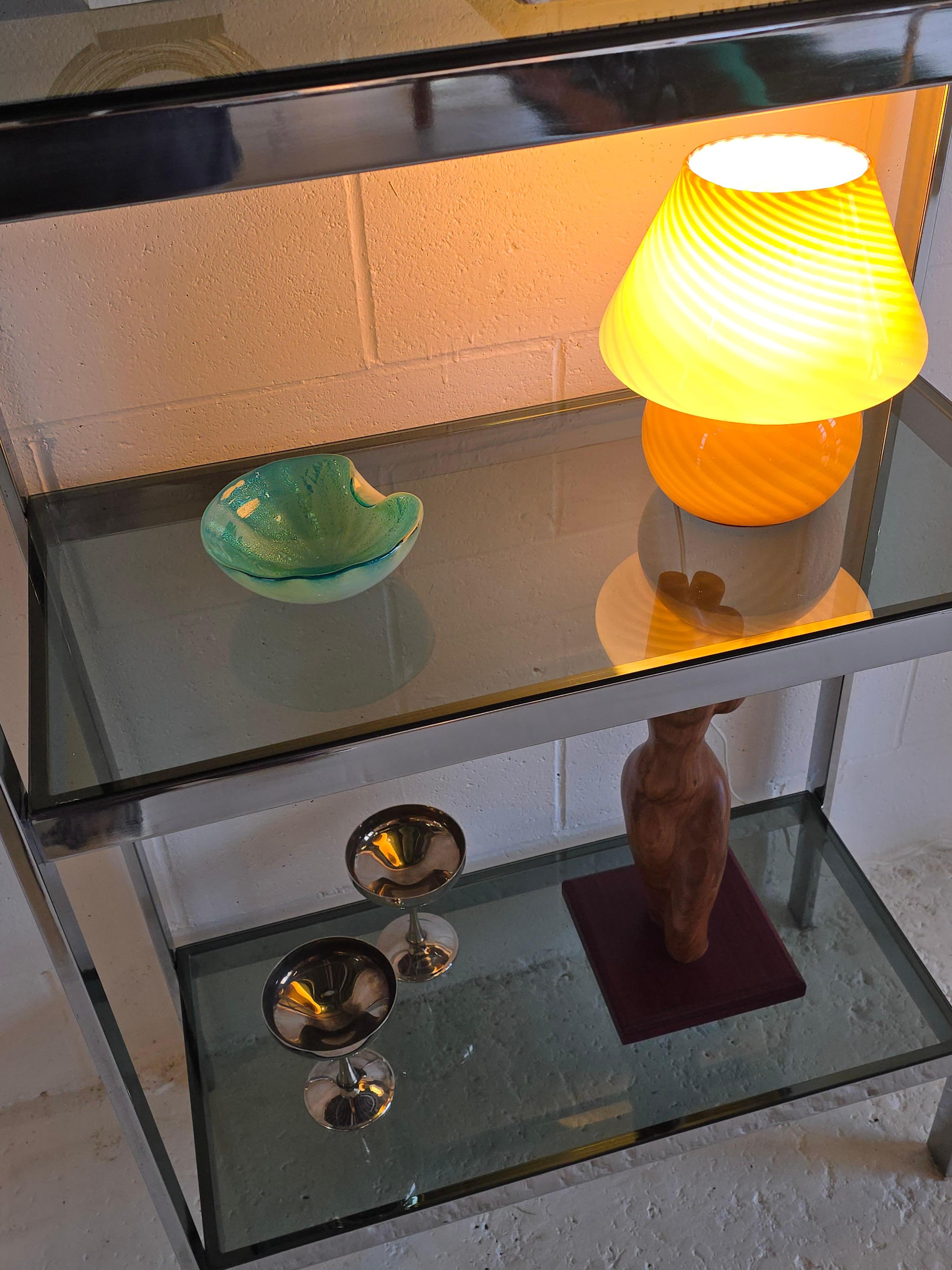 Etagere aus Chrom und geräuchertem Glas im Zustand „Gut“ im Angebot in Toronto, ON