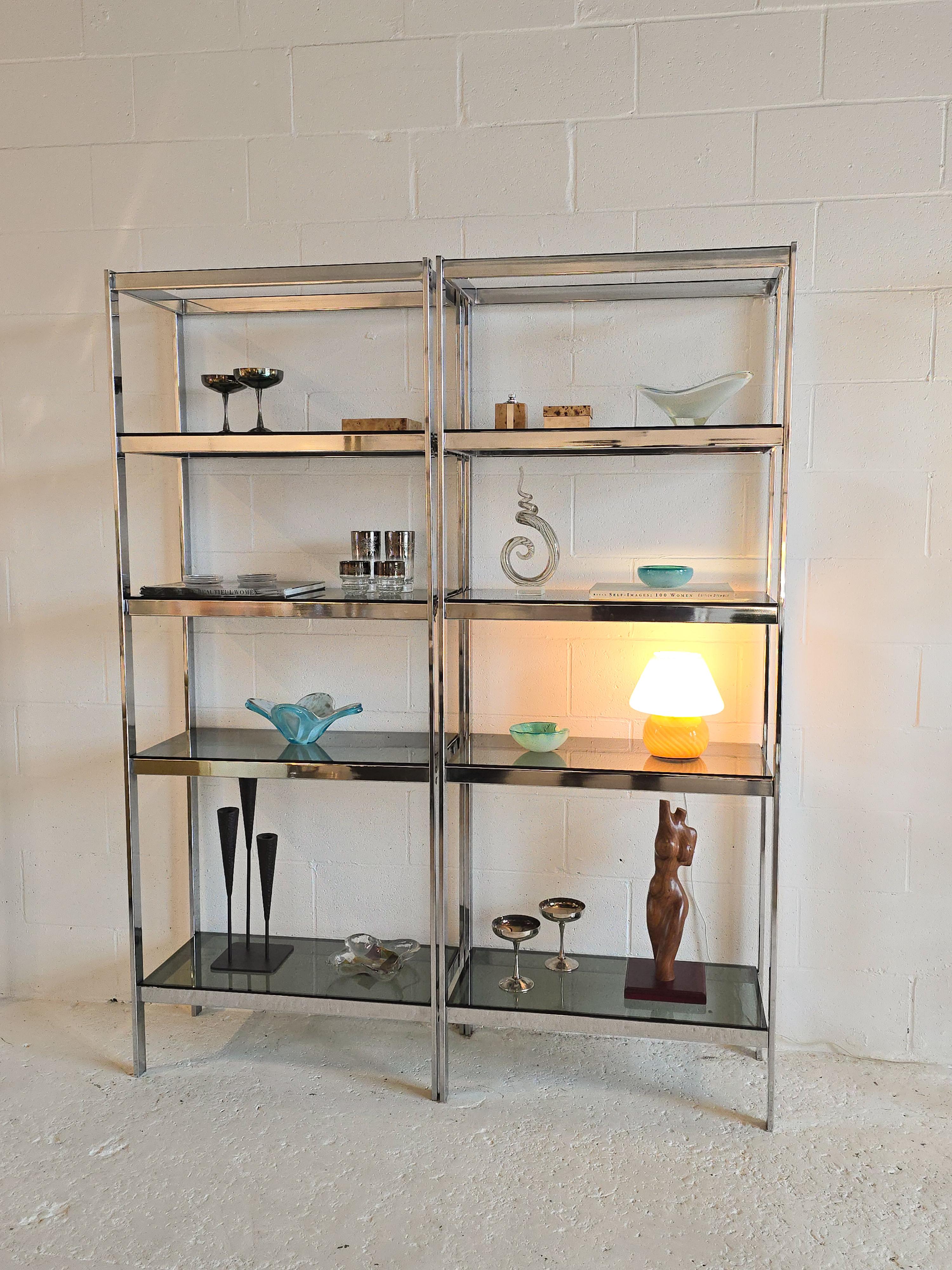 Etagere aus Chrom und geräuchertem Glas (Ende des 20. Jahrhunderts) im Angebot