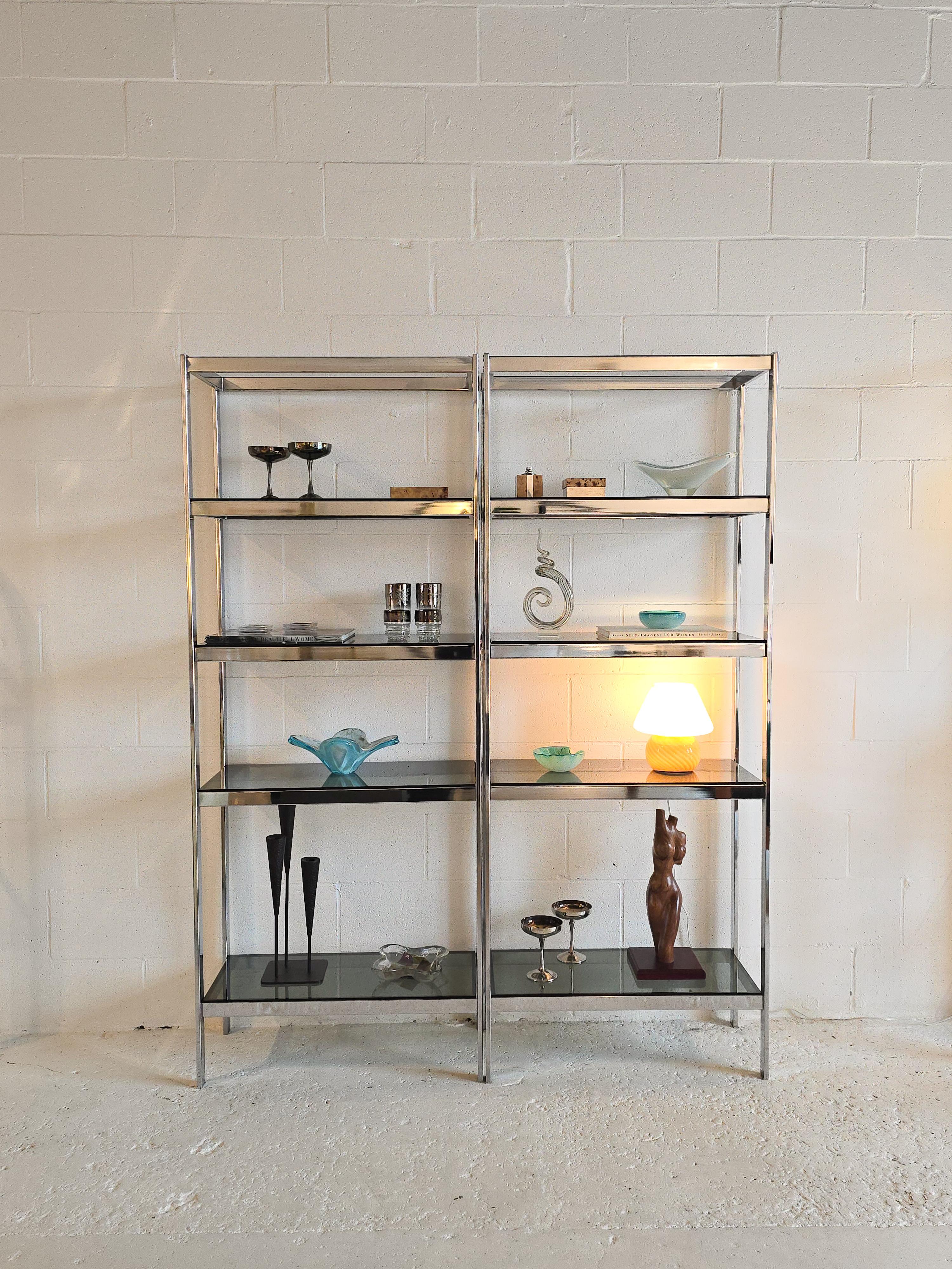 Etagere aus Chrom und geräuchertem Glas (Rauchglas) im Angebot