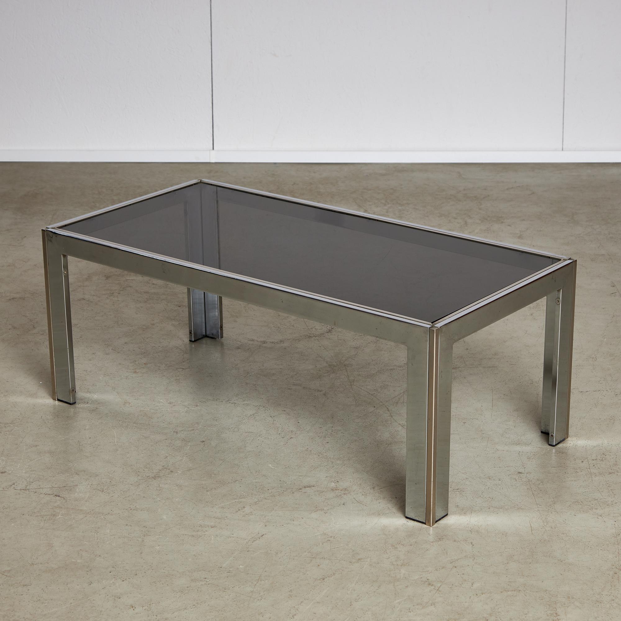 Dieser verchromte Couchtisch hat einen goldenen Streifen um die Platte und die Beine aus Rauchglas, der ihn von anderen Couchtischen unterscheidet. Er spiegelt den Stil der 1970er Jahre wider und passt gut in viele Arten von Räumen, ob im