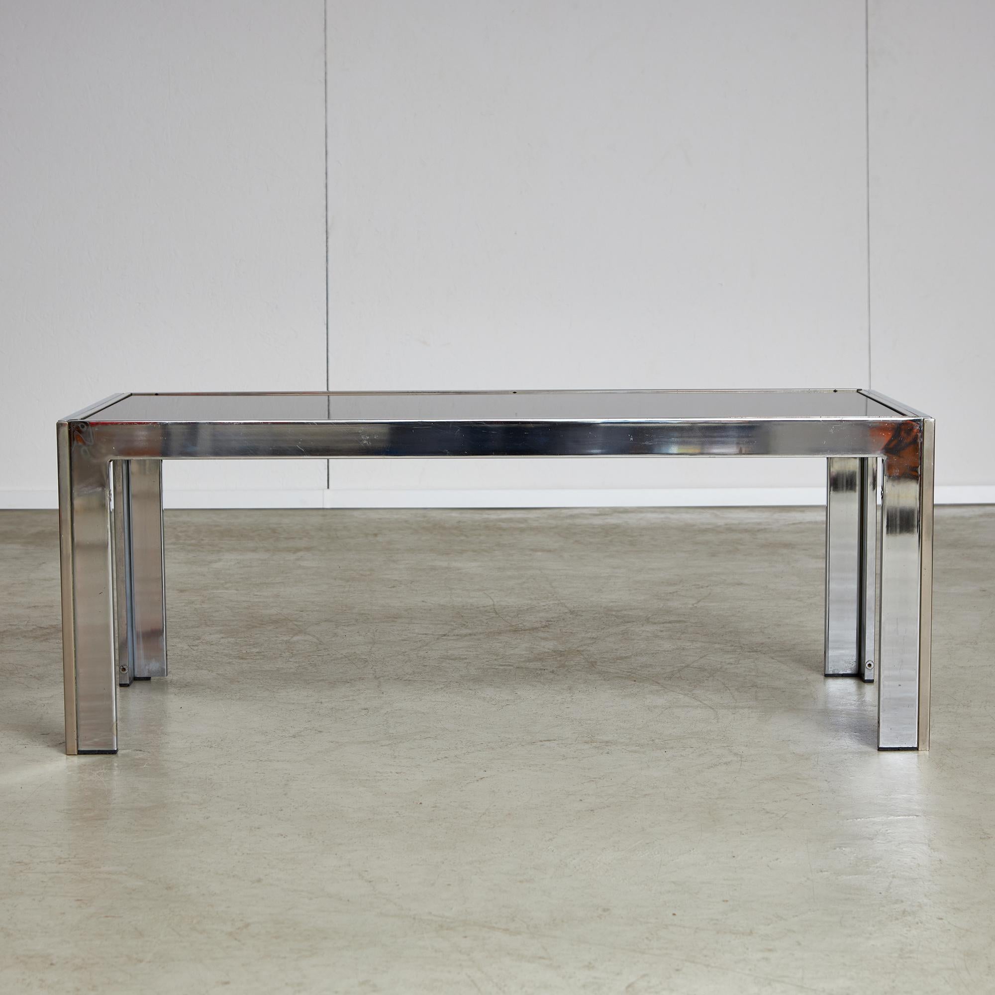 Couchtisch aus Chrom und Rauchglas mit goldenen Streifen, 1970er Jahre (Italienisch) im Angebot