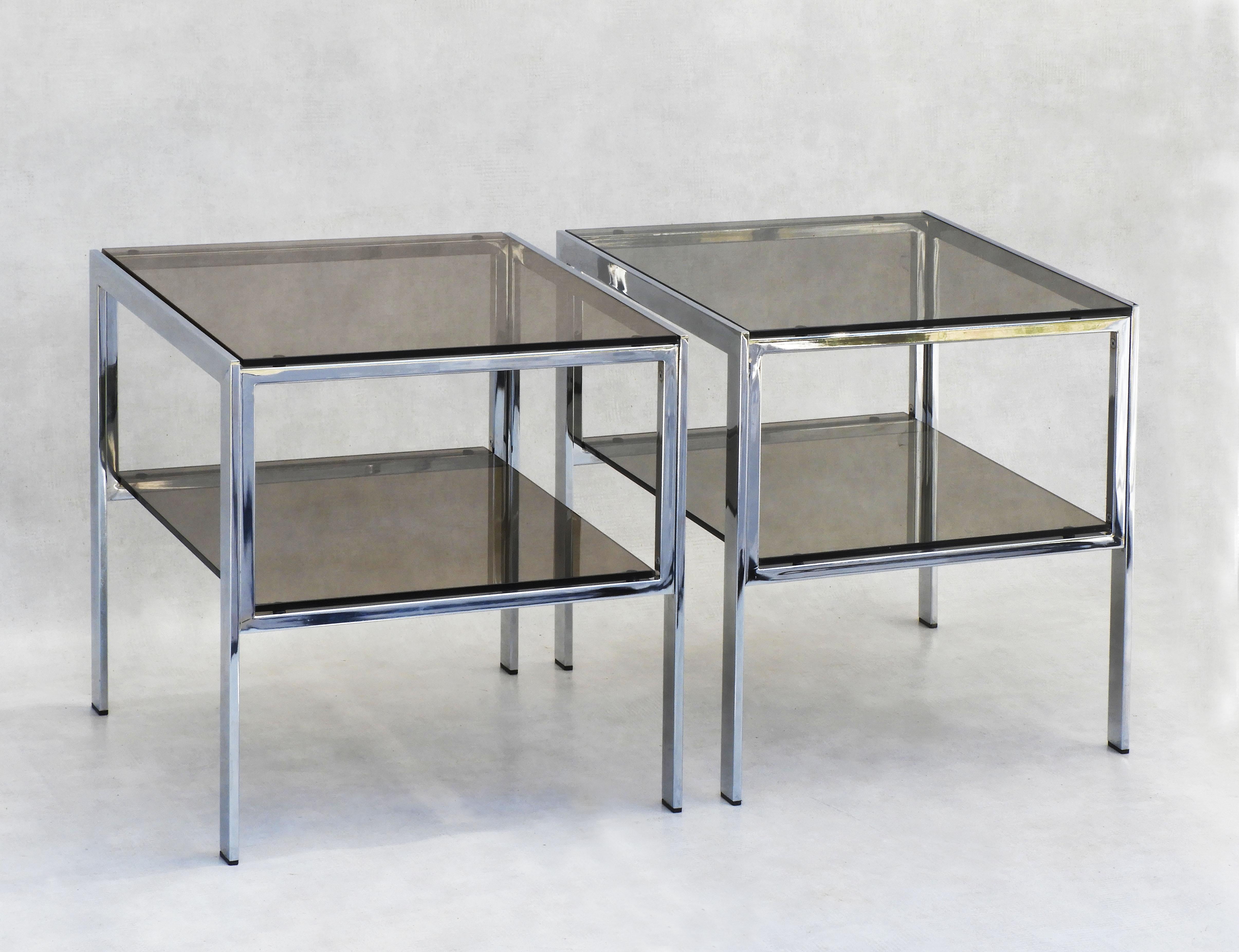 Hollywood Regency Tables d'appoint en chrome et verre fumé des années 1970, France en vente