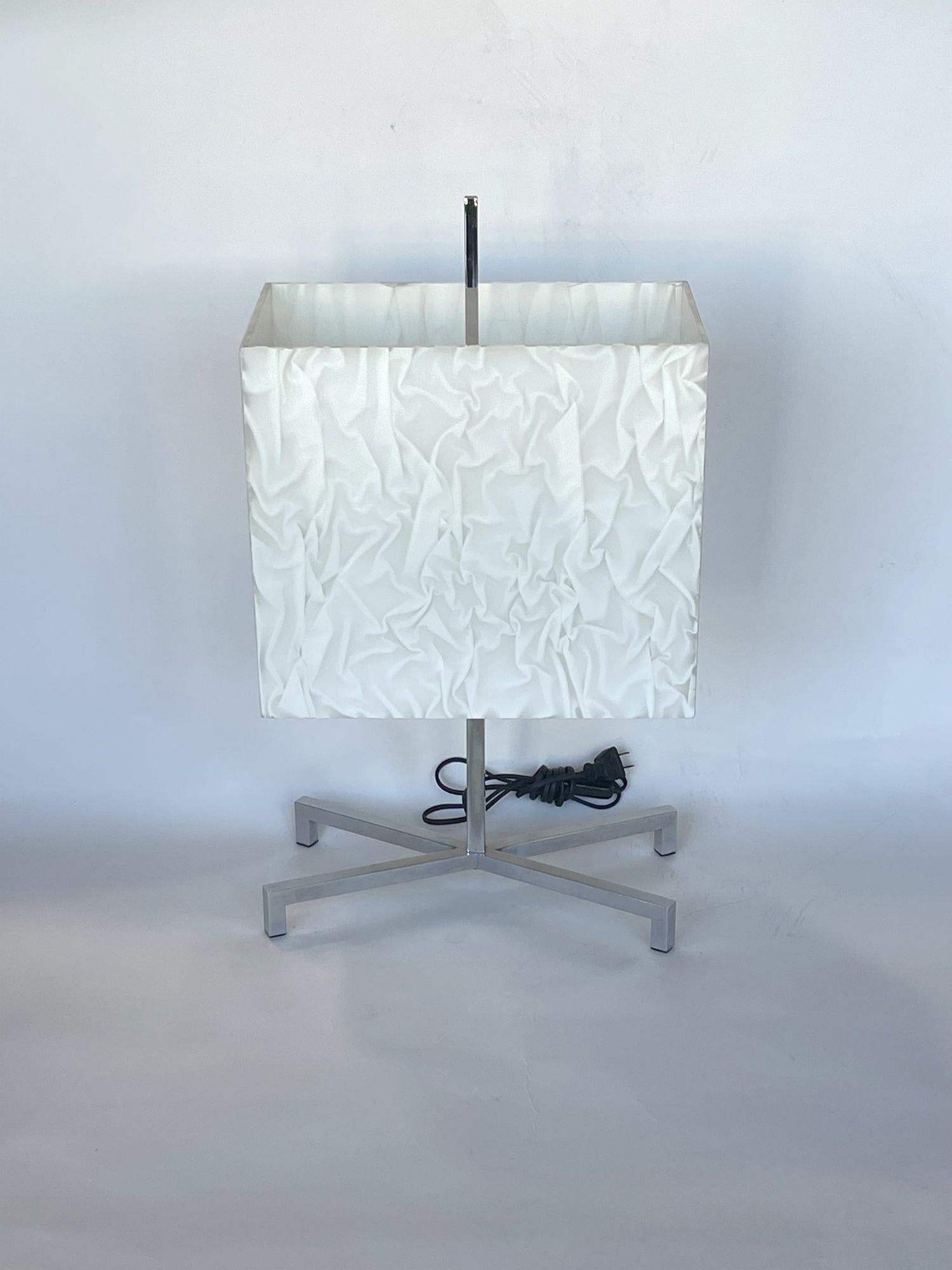 Lampe de bureau en chrome et lucite blanche froissée de Fontana Arte Bon état - En vente à Los Angeles, CA
