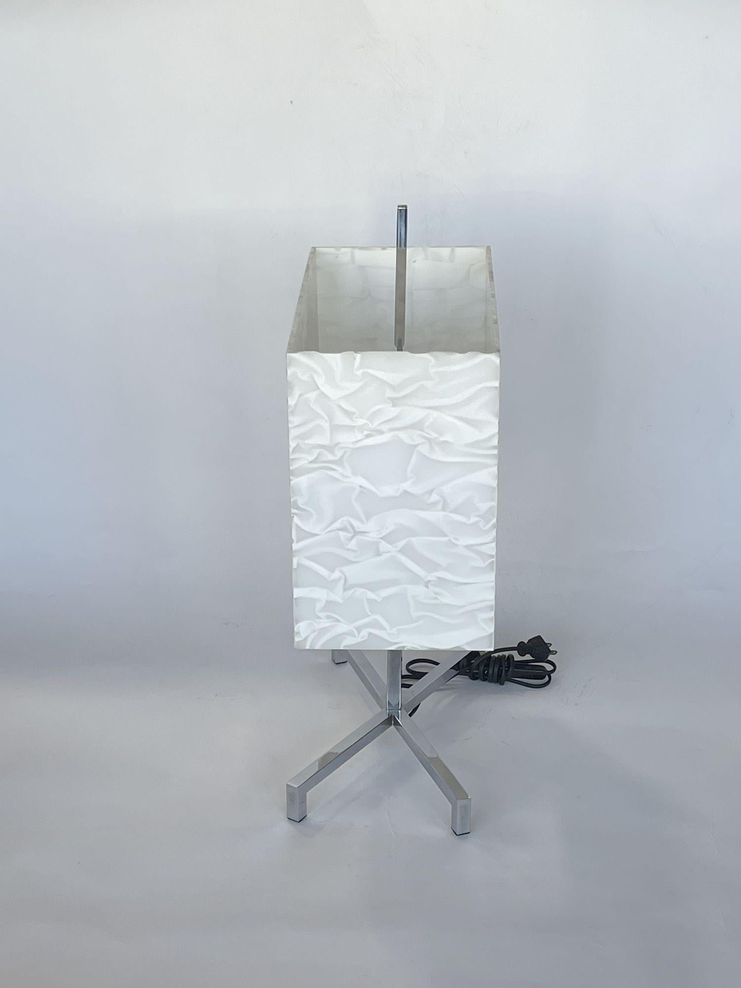 Fin du 20e siècle Lampe de bureau en chrome et lucite blanche froissée de Fontana Arte en vente