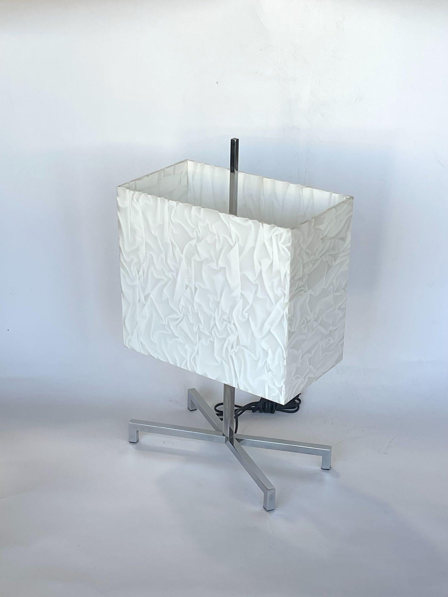 Lucite Lampe de bureau en chrome et lucite blanche froissée de Fontana Arte en vente