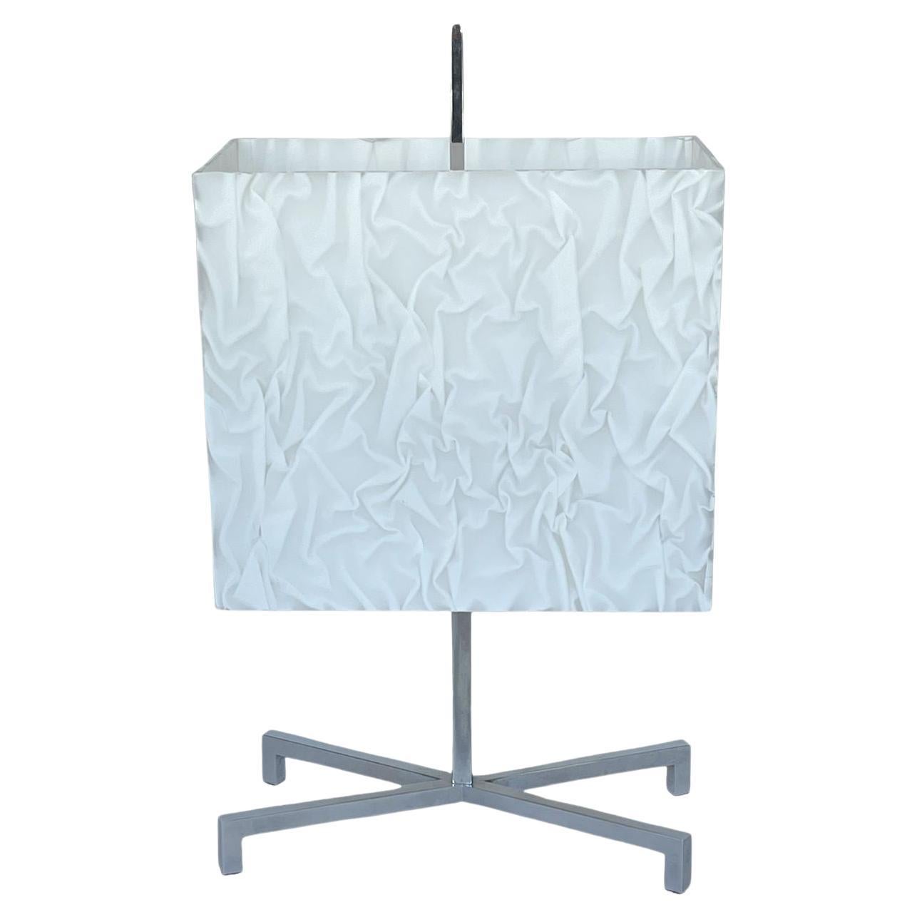Lampe de bureau en chrome et lucite blanche froissée de Fontana Arte en vente