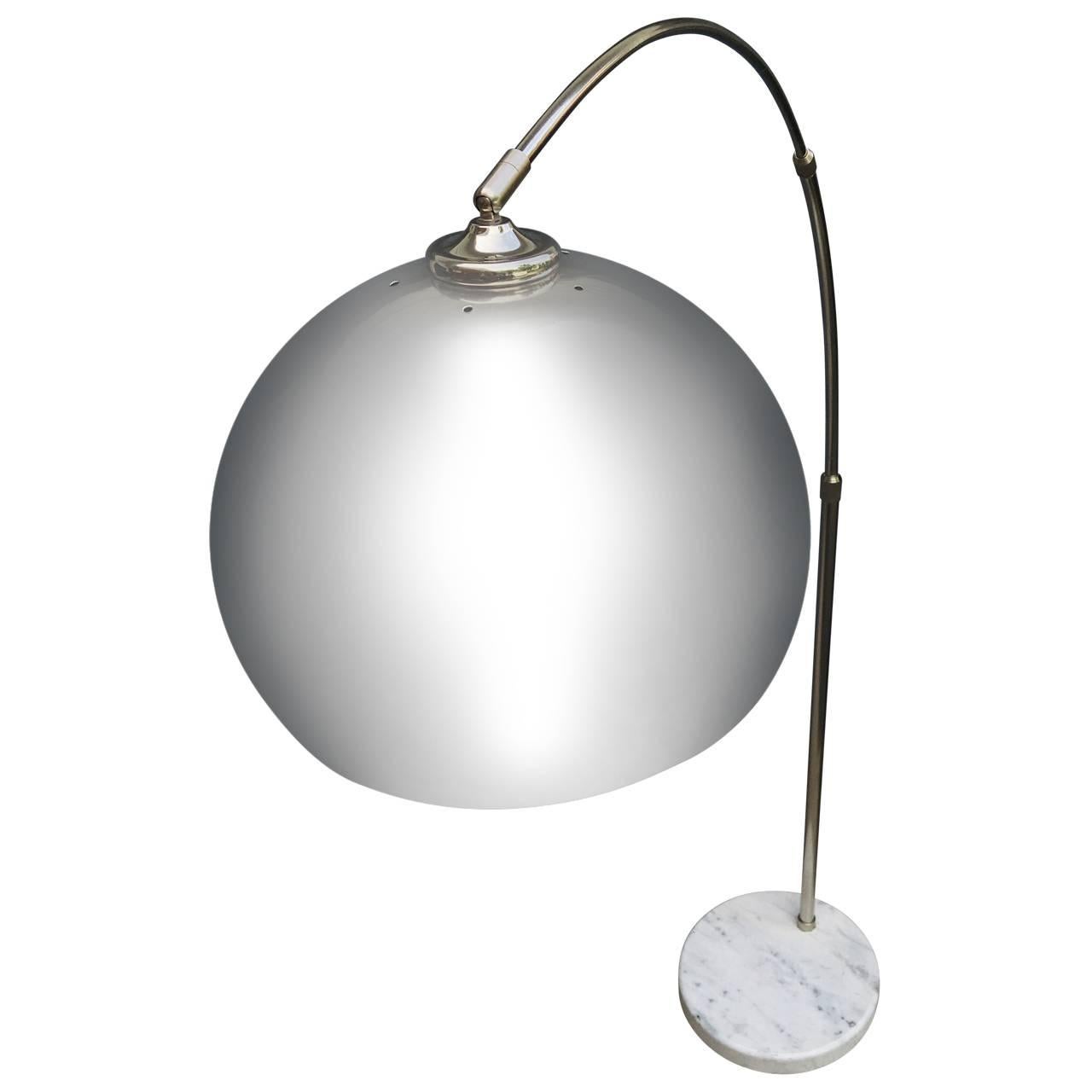Lampada da terra a collo d'oca in cromo e marmo bianco.

 