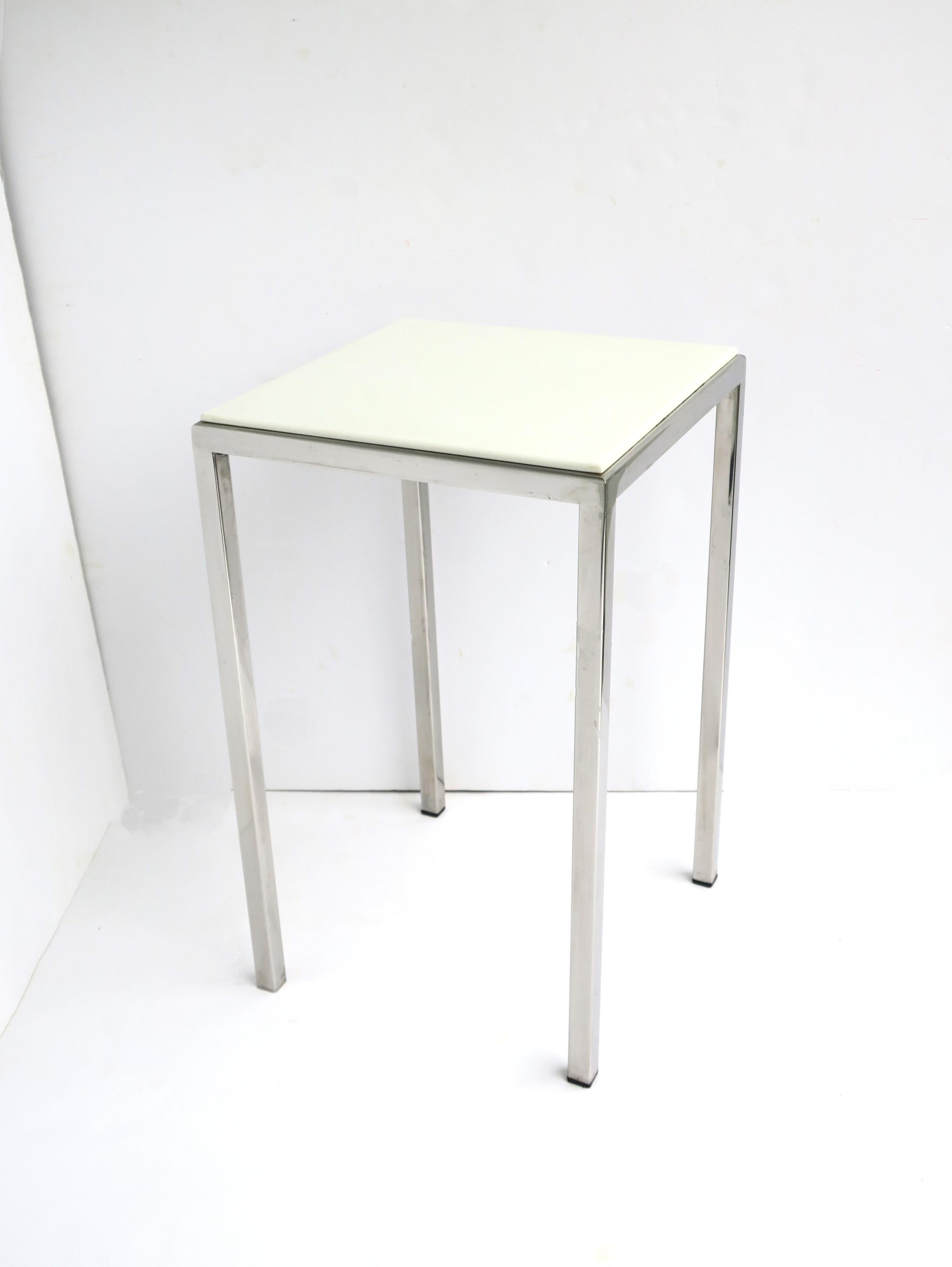 Table d'appoint ou d'appoint en résine chromée et blanche Bon état - En vente à New York, NY