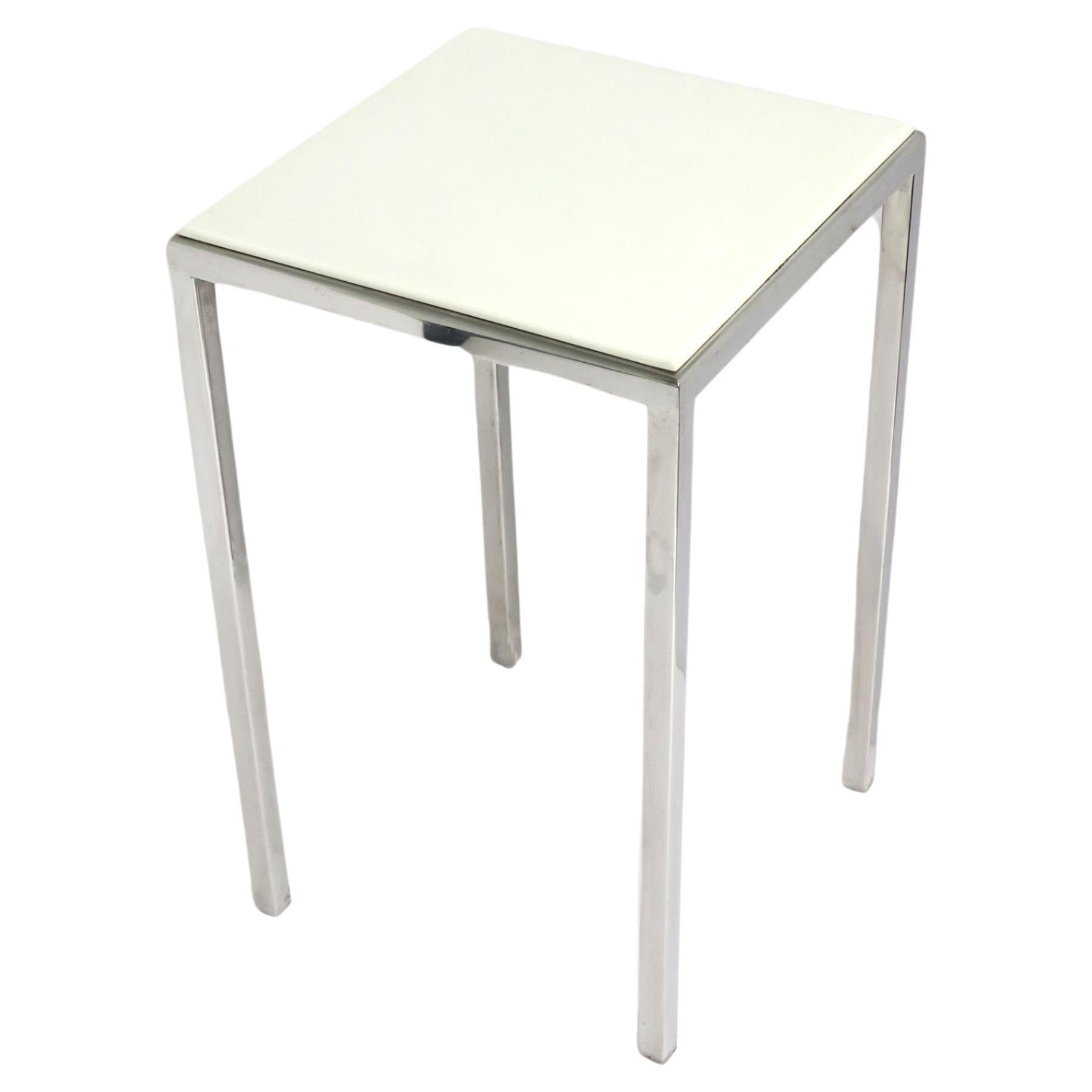 Table d'appoint ou d'appoint en résine chromée et blanche en vente
