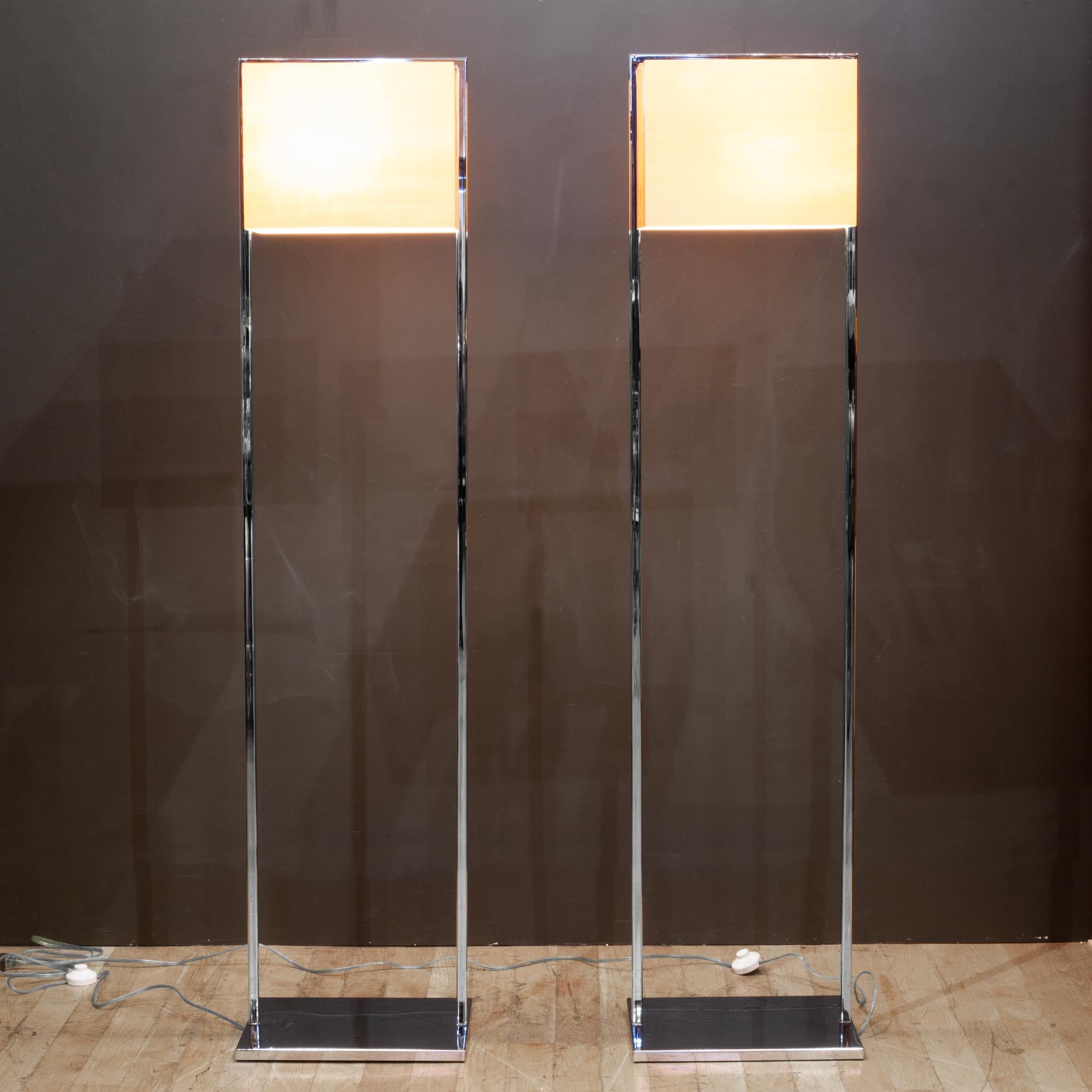 CIRCA

Il prezzo si intende per lampada. 

Una coppia di lampade da terra cromate. Paralumi impiallacciati in Wood con interno in acrilico. 

    CREATORE Sconosciuto. Prodotto in Italia. 
    DATA DI FABBRICAZIONE c.1995-2005.
    MATERIALI E