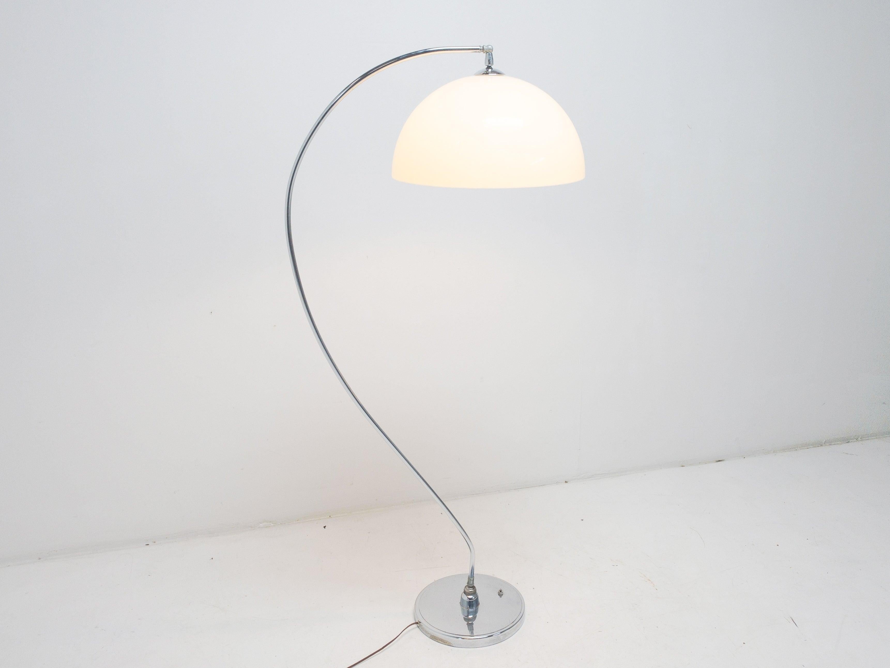 This chrome arc floor lamp, with it’s question mark shaped body and bulbous shade, balances obscure shapes with neutral colors such as cream on chrome.

- Measures : 53