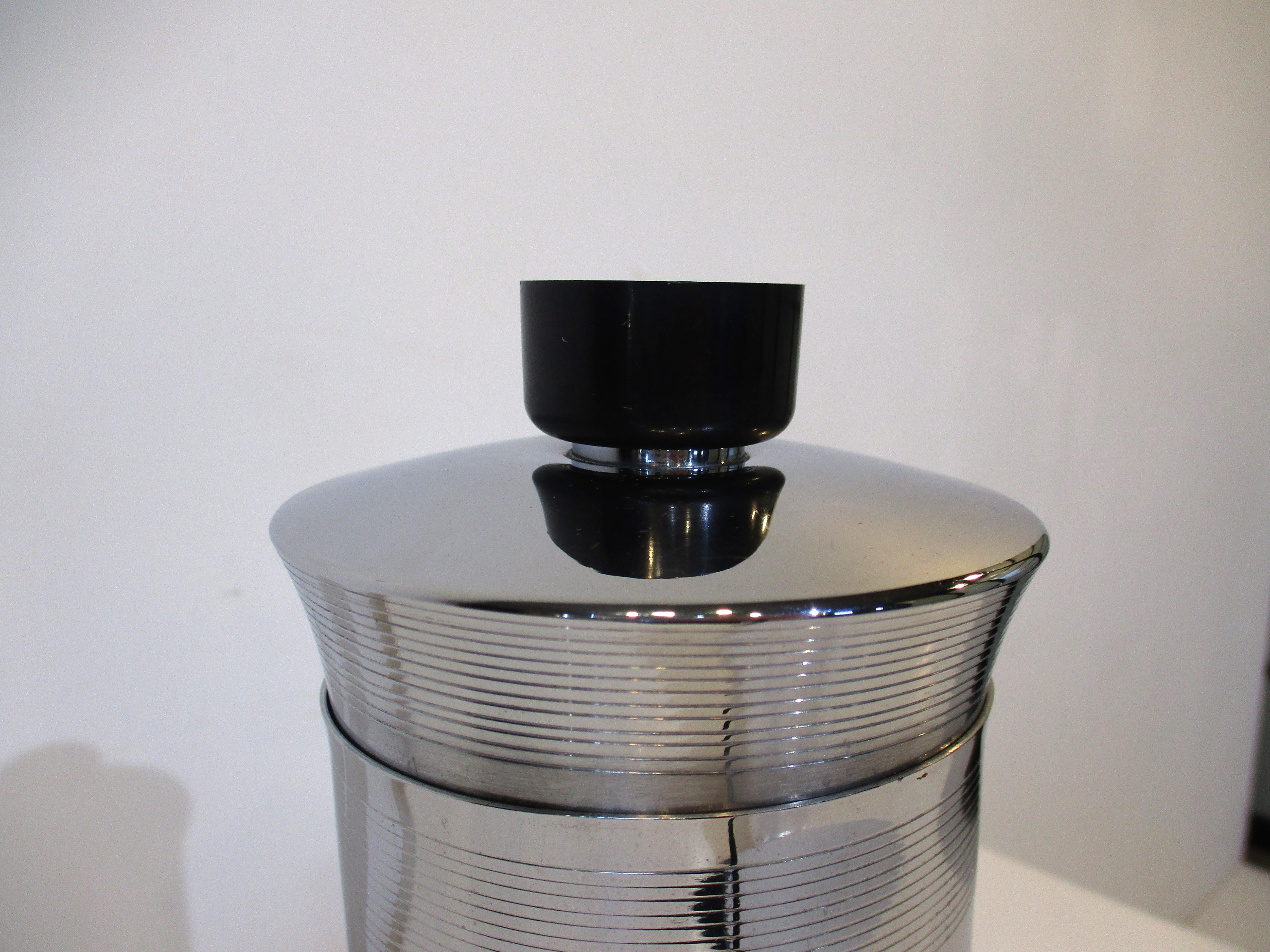 Manning Bowman styled Chrome Art Deco Cocktail Shaker In Good Condition For Sale In Cincinnati, OH