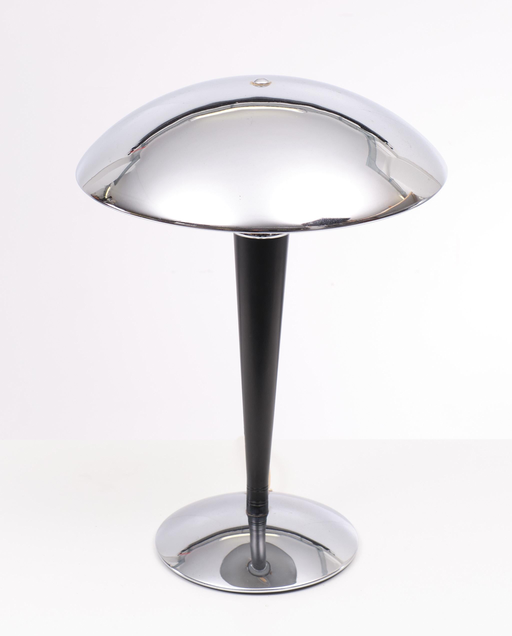 Elégante lampe champignon art déco de style Bauhaus. La lampe est chromée et a une base noire. Posez cet accroche-regard sur votre bureau ou votre table et embellissez tout votre intérieur !