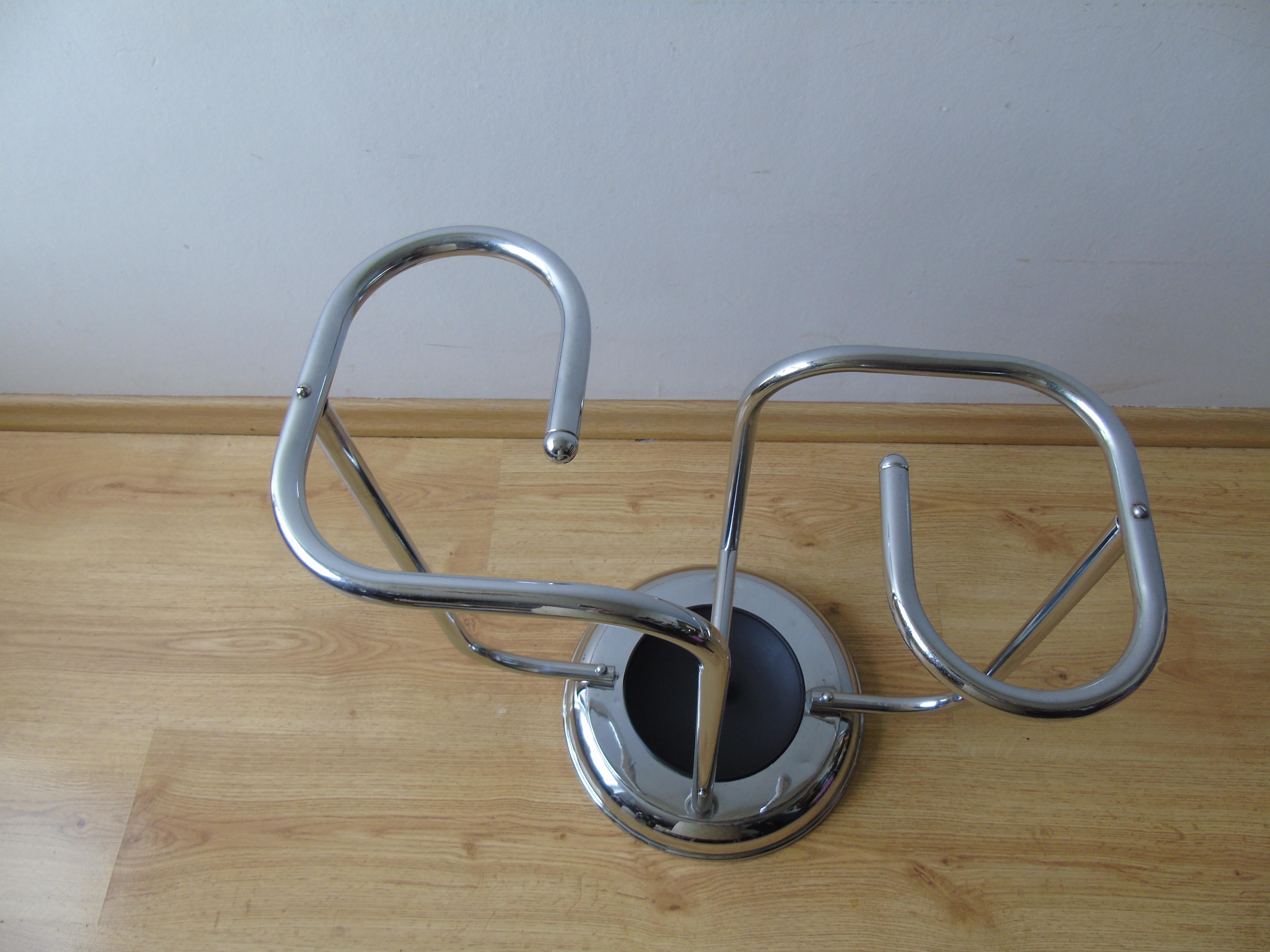 This rare chrome umbrella stand was in the entrance hall of a 1940s house, since the building of the house. 

The design is fantastic, the structure is all chromed, no part is missing, no rust, no dents.

The original drip plate is in black