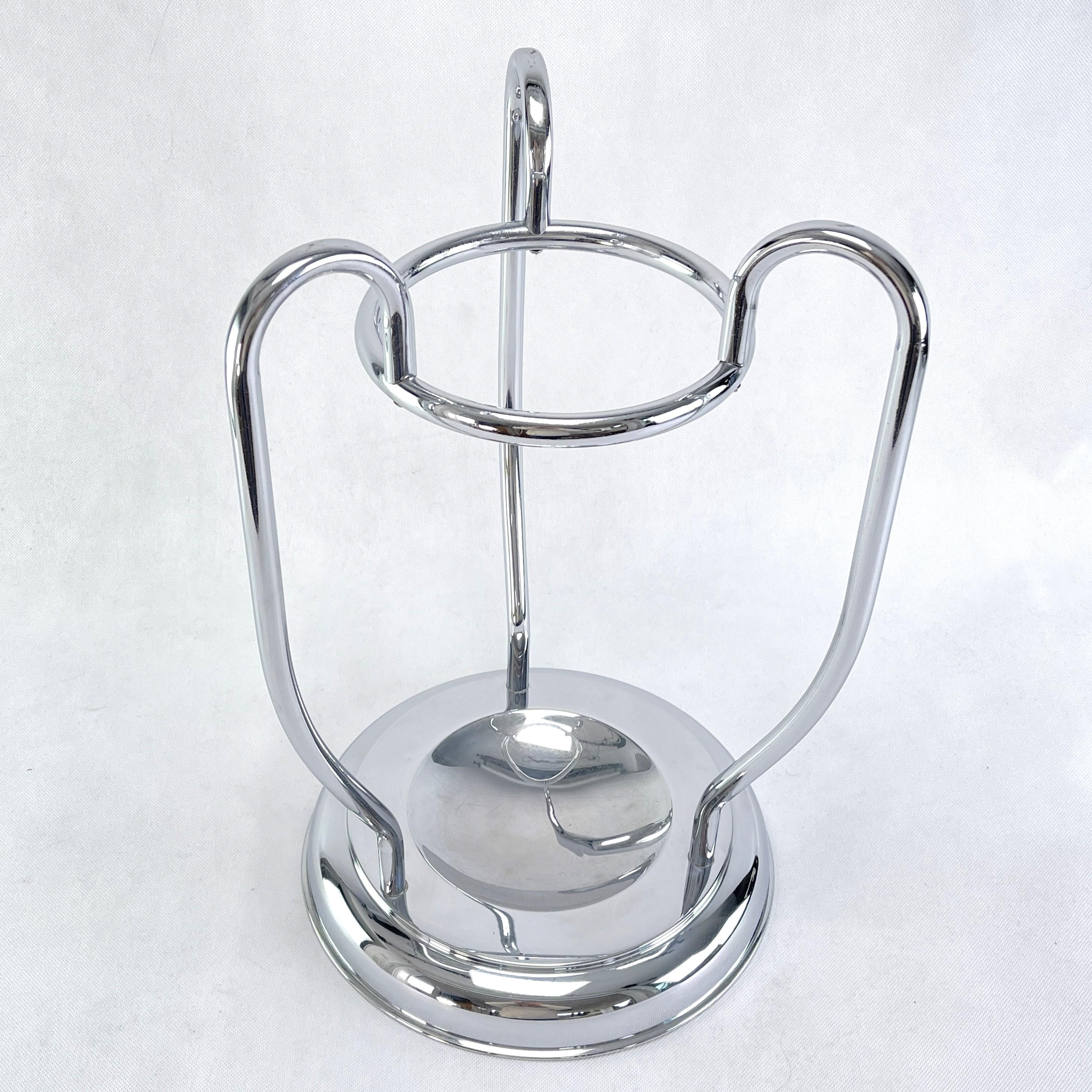Umbrella stand - 1920s/1930s

This beautiful and rare umbrella holder from the 20s/30s is in the style of streamline modern art deco. The designer of this extraordinary object has succeeded in combining functionality, design, style and aesthetics.