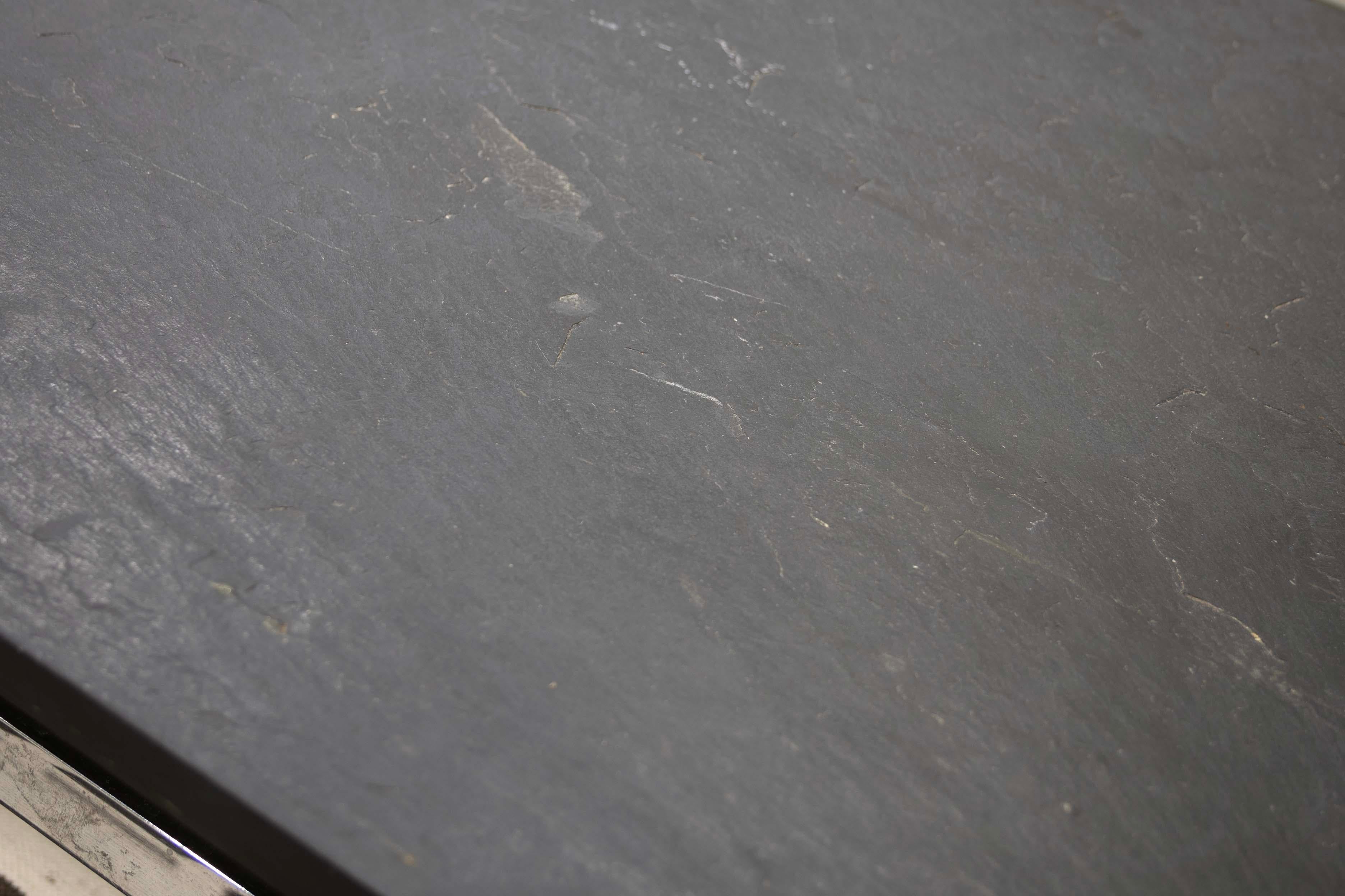 20ième siècle Table basse à base chromée et plateau en ardoise noire Contemporary Modernity en vente